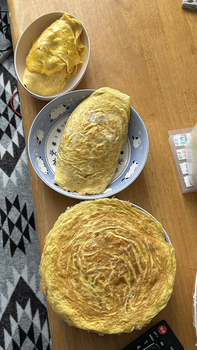 tomoper's tweet photo. オムライスら大中小でつくって息子が大、娘が中食べるって言うから小が残るなーと思ってたら息子が大と小食べてた……いや、うん。食べてくれてありがとう😂塩ラーメン作るか…… https://t.co/tQLiqRdOgV