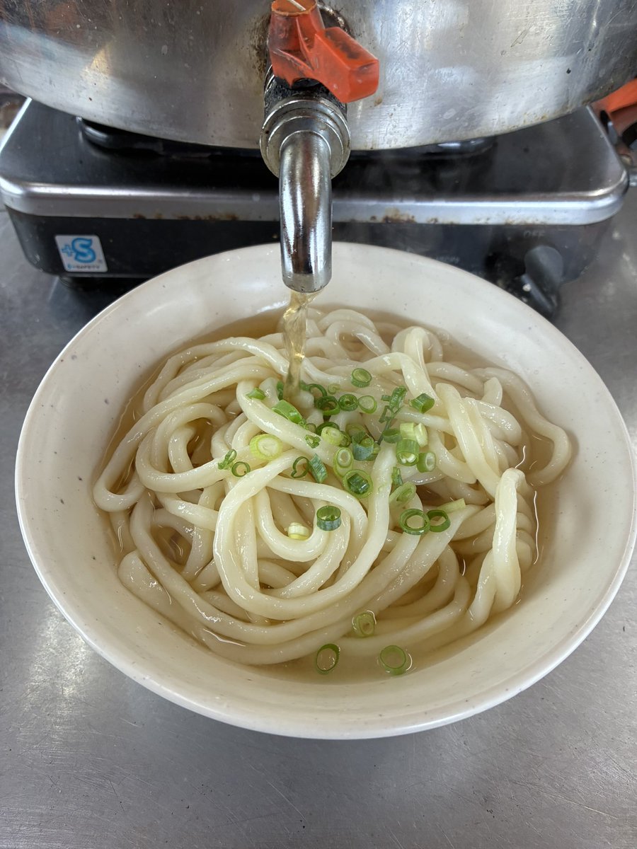 Andy_Chunichi's tweet photo. #うどん　#村上製麺所
初訪店。
マルナカ栗林南店のすぐ近くにあるうどん屋さん。気持ち細麺。

美味い。
安い。
玉が小さい。

お宿に行く道中にあるのに、「街中で良いや」とスルーし続けたお店。
余裕でリピできるお味😋
量は少ないので、３玉で良いね。(できるのか分からないけど) https://t.co/FE1easERPs