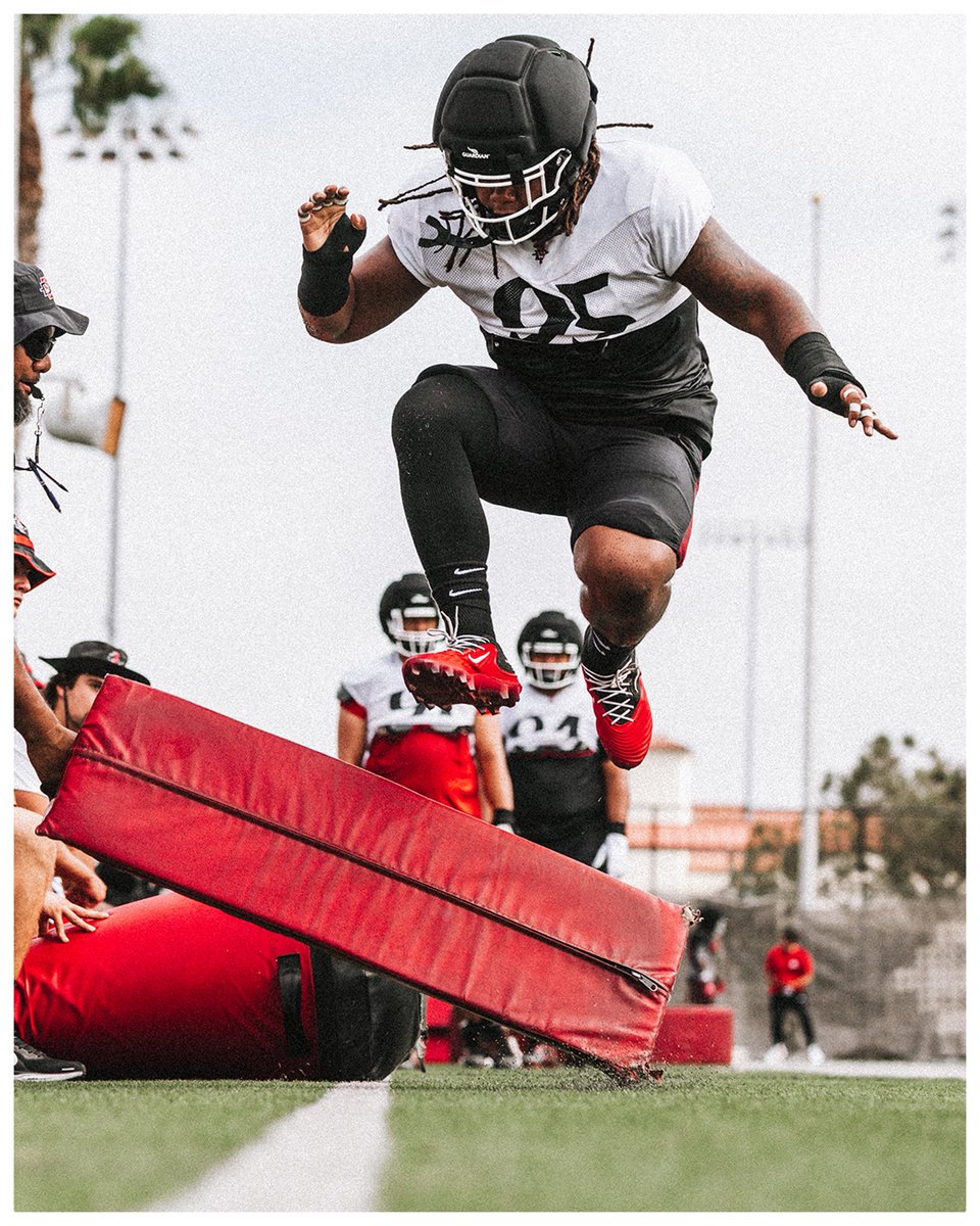 AztecFB's tweet photo. Aztecs at Work 🚧

📰: https://t.co/Rs7ziPMLII

#AztecFAST 🍢 x #BeTheA1pha 🐺 x #TheClimb 📈 https://t.co/NX92Ff4q9i
