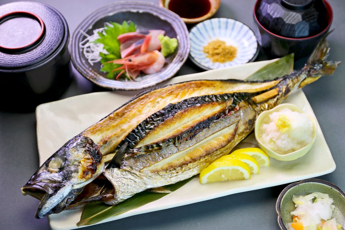 marusan_tsuruga's tweet photo. 豪快な姿焼き！名物「浜焼さば御膳」🐟✨

香ばしく焼き上げた「浜焼さば」と
旬のお刺身を一度に楽しめる贅沢な御膳です！
皮目はパリッ、身はジューシーで脂のりも抜群🍚✨
単品の「浜焼さば」もご用意しております🐟
ぜひ本場の「浜の味」をご堪能ください！

#まるさん屋 
#浜焼さば 
#福井グルメ https://t.co/g202zoCr1b