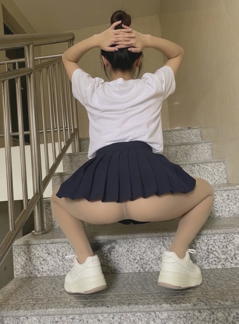 PhippsLiu's tweet photo. 在楼梯间摆出这种姿势好刺激啊 #反差 #反差婊 #母狗 https://t.co/E5E2HbE8AS