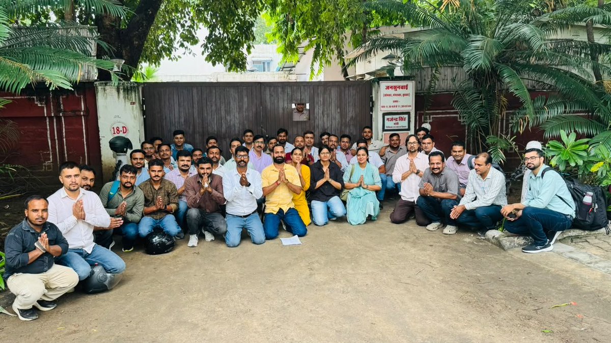 vinodmittal9's tweet photo. आंदोलन के बिना नहीं जागते अधिकारी। चयनित खाद्य सुरक्षा अधिकारियों को भी अपने हक के लिए आंदोलन करना पड़ा।
इसके बाद ही फील्ड पोस्टिंग के लिए विकल्प भरने का आदेश जारी हुआ। इसमें भी चिकित्सा विभाग के अधिकारियों ने चालाकी दिखाई। ऑप्शन भरने के लिए केवल एक दिन का समय दिया।
जो होता है अच्छे के लिए होता है। अधिकारियों को अब विकल्प भरने का टाइम खत्म होने के अगले ही दिन फील्ड पोस्टिंग के आदेश भी जारी कर देने चाहिए, ताकि आचार संहिता से पहले पोस्टिंग मिल सके।।