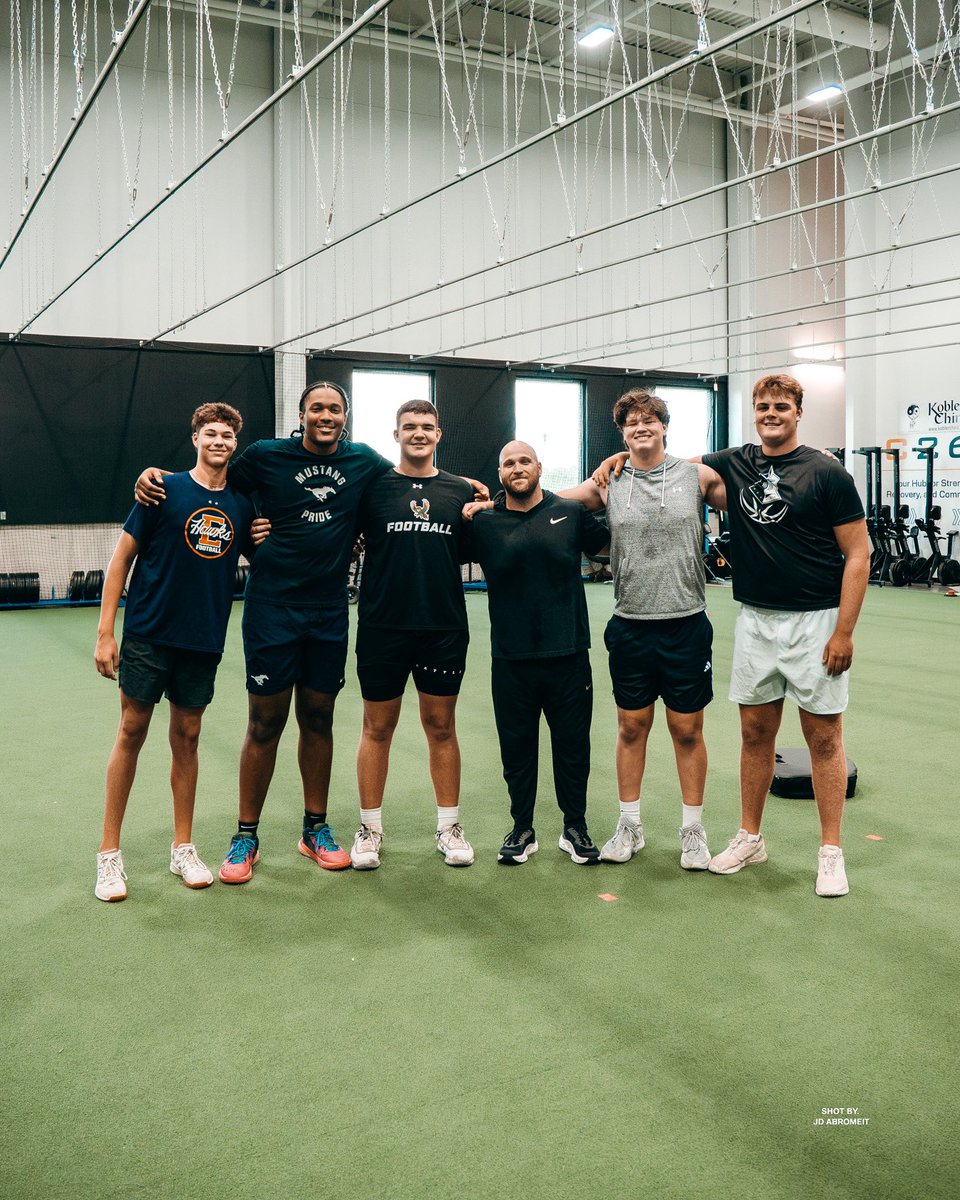 ConnorLaHue's tweet photo. I’ve had a great spring and summer working with @coachDJLynn. Really enjoyed working with these guys! @CannonZubeck @Reece_Wilmes @TheAlijahShaw @bluhawksports https://t.co/Bg1ijui9OC