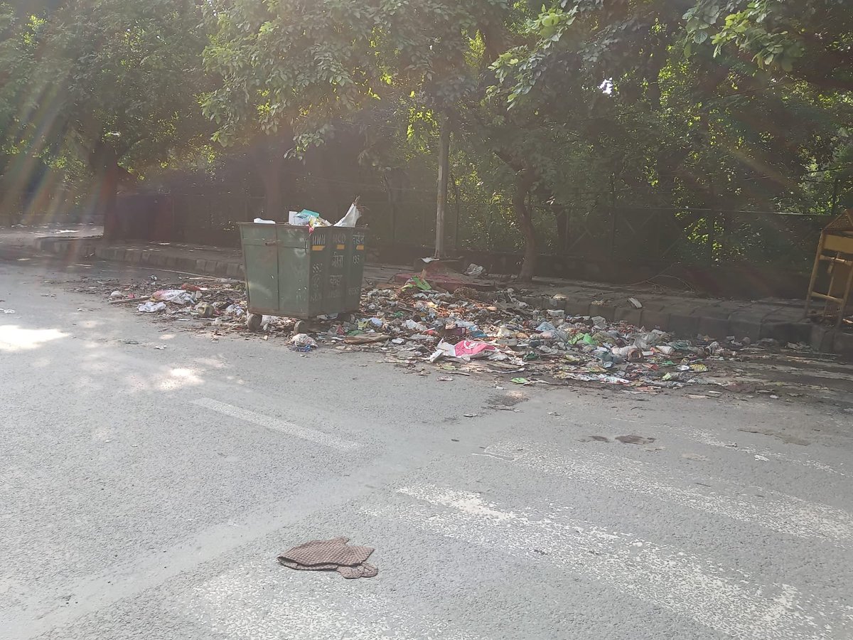 SwainIti's tweet photo. From past many days this is the situation in front of SFS Flats,Pocket B ,Mayur Vihar phase 3. https://t.co/8Oqu2yoRsW