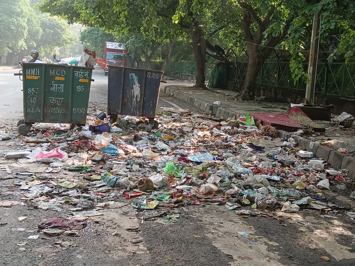 SwainIti's tweet photo. From past many days this is the situation in front of SFS Flats,Pocket B ,Mayur Vihar phase 3. https://t.co/8Oqu2yoRsW