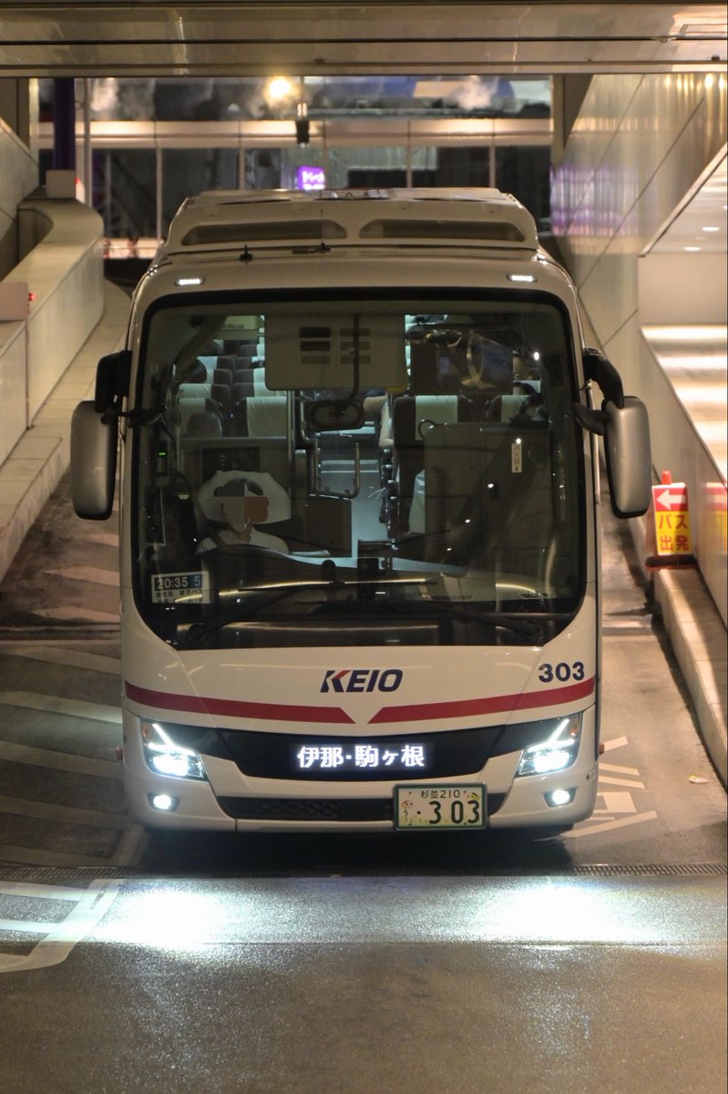 north721_camera's tweet photo. 河口湖ではしっかりバスも撮影。
帰りは事故で通行止めだったので20号に迂回…と思いきや目の前で開通したのでほぼ定刻に到着。
迂回をした方は軒並み2時間以上遅れていたので、3625のKO代走も発生…

FJ1136 ② S6408 フジエクスプレス(大宮)
大宮230あ6408 2TG-MS06GP https://t.co/UuvTfP4c5t