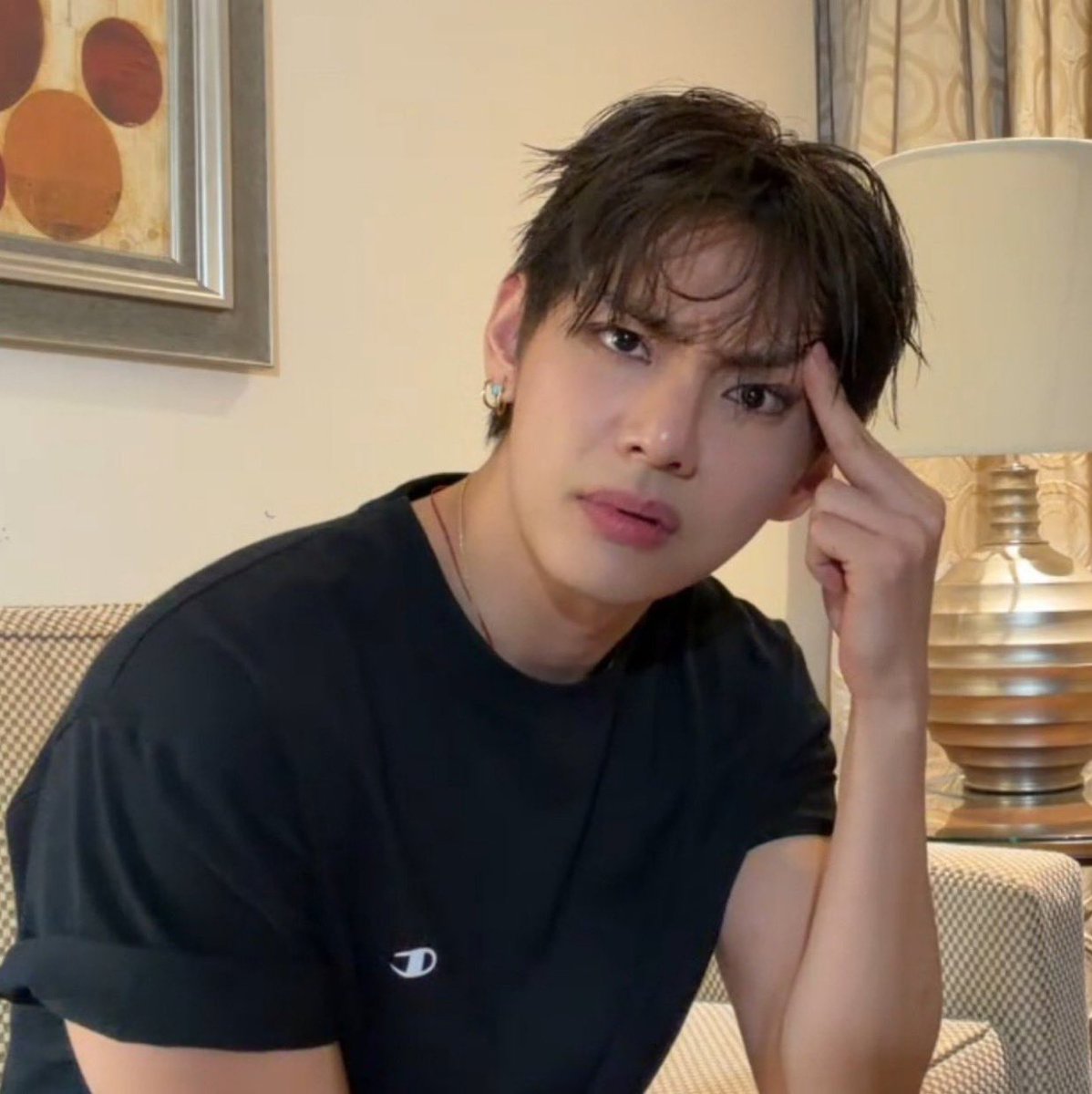 acervthv's tweet photo. estático face expression taehyung indignado olhando com julgamento https://t.co/tFzer2xlu5