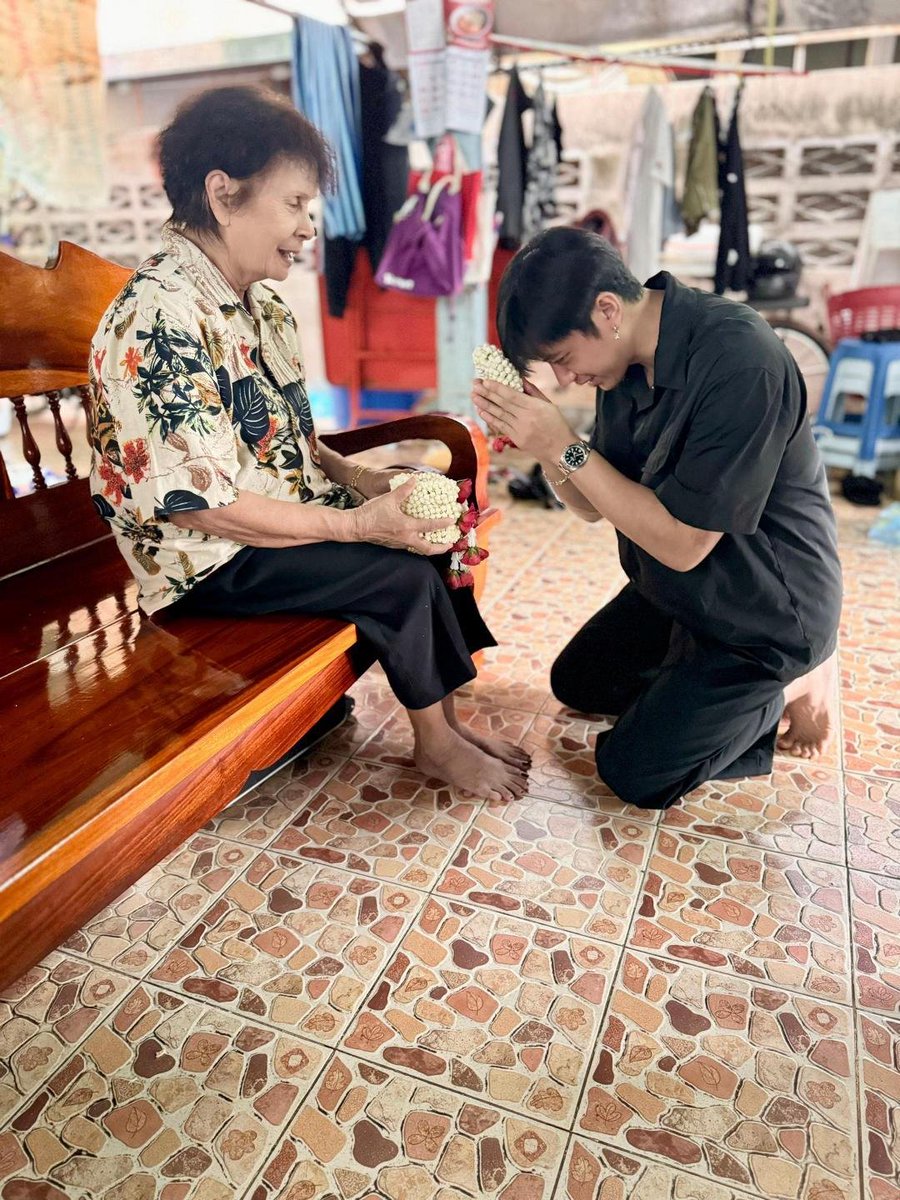 2Ltloving's tweet photo. สุขสันต์วันแม่นะคะทุกคนนนนน 🌸🌷✨️
ในมุมมองของเรา คุณแม่ของรชตะน่าจะประมาณนี้ ☺️
รอยยิ้มแจมในทุกภาพบอกความหมายได้ดีกว่าแคปชั่นใดๆ ขอให้ทุกท่านมีความสุข สุขภาพแข็งแรงนะคะ เป็นรอยยิ้มให้รชตะแบบนี้ไปนานๆๆๆๆค่าาาา 🫶🤍
@RachataJam
#JamRachata
#แจมรชตะ https://t.co/E33e7UtYRM