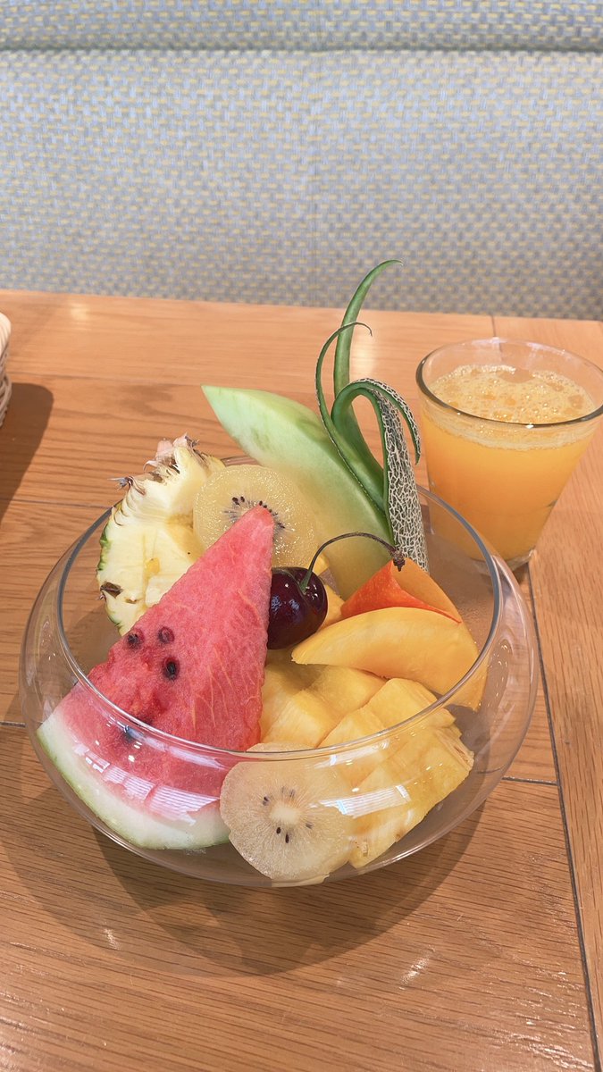 TIugqDvHUD9742's tweet photo. 夏 🎇 🍧 🍉はやっぱり｢スイカ🍉や パイン🍍 や メロン🍈｣が入ったフルーツがいぃ～😉✨、見事に満開になっている｢ヒマワリ🌻｣さん！👍️( ´∀｀ )b✨、まだまだ｢青い💚果実｣だけど これが秋～冬になると、見事な｢柑橘類｣🍊に育つっ！⤴️⤴️✨　😉✨ 🏞️ https://t.co/wB0JCSnmpZ