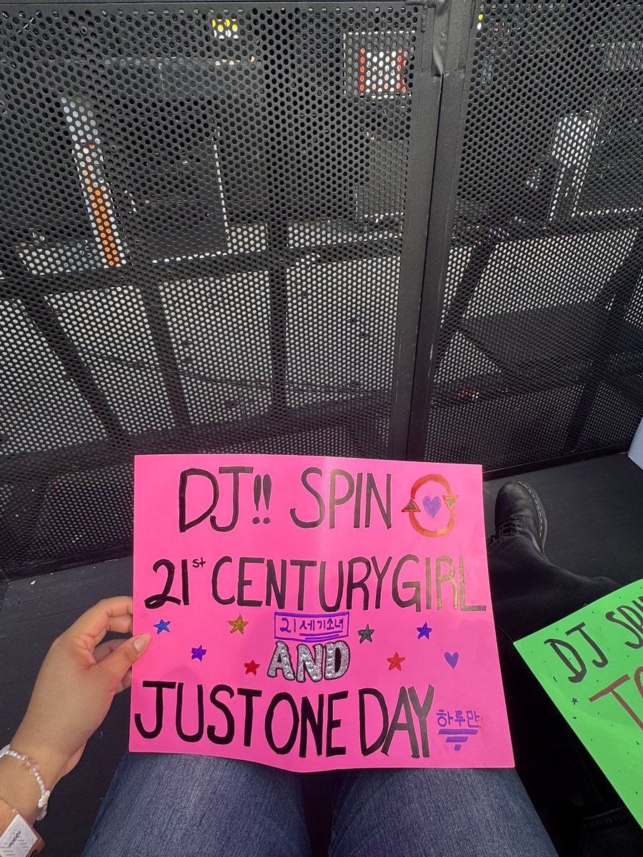 sotypjm's tweet photo. DJ SAW MY SIGN DURING SOUNDCHECK AND I MADE SURE HE WROTE IT DOWN YUHH https://t.co/4E9UGRHbzt
