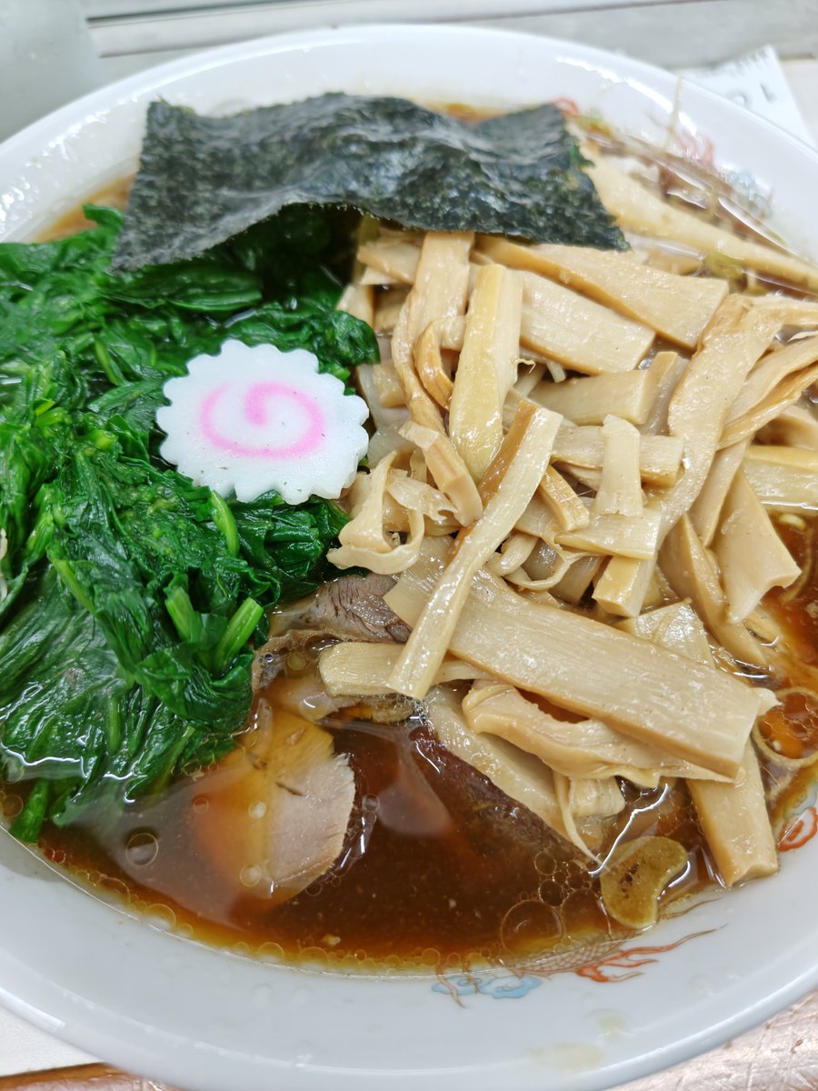 jun00jun11's tweet photo. 秋葉原駅　青島食堂🍜✨✨
青島チャーシュー大盛➕️メンマ、
ほうれん草100🎵🎵
8月12日(水)
10時55分　OPEN　並び50人👀❗
35番目　12時00分着丼🍜🍜🍜
生姜醤油スープとチャーシューが
めちゃうまです👍💯✨✨

12時10分頃　並びは変わらず50人😅
#青島食堂　#ラーメン https://t.co/iM4yUidA6L