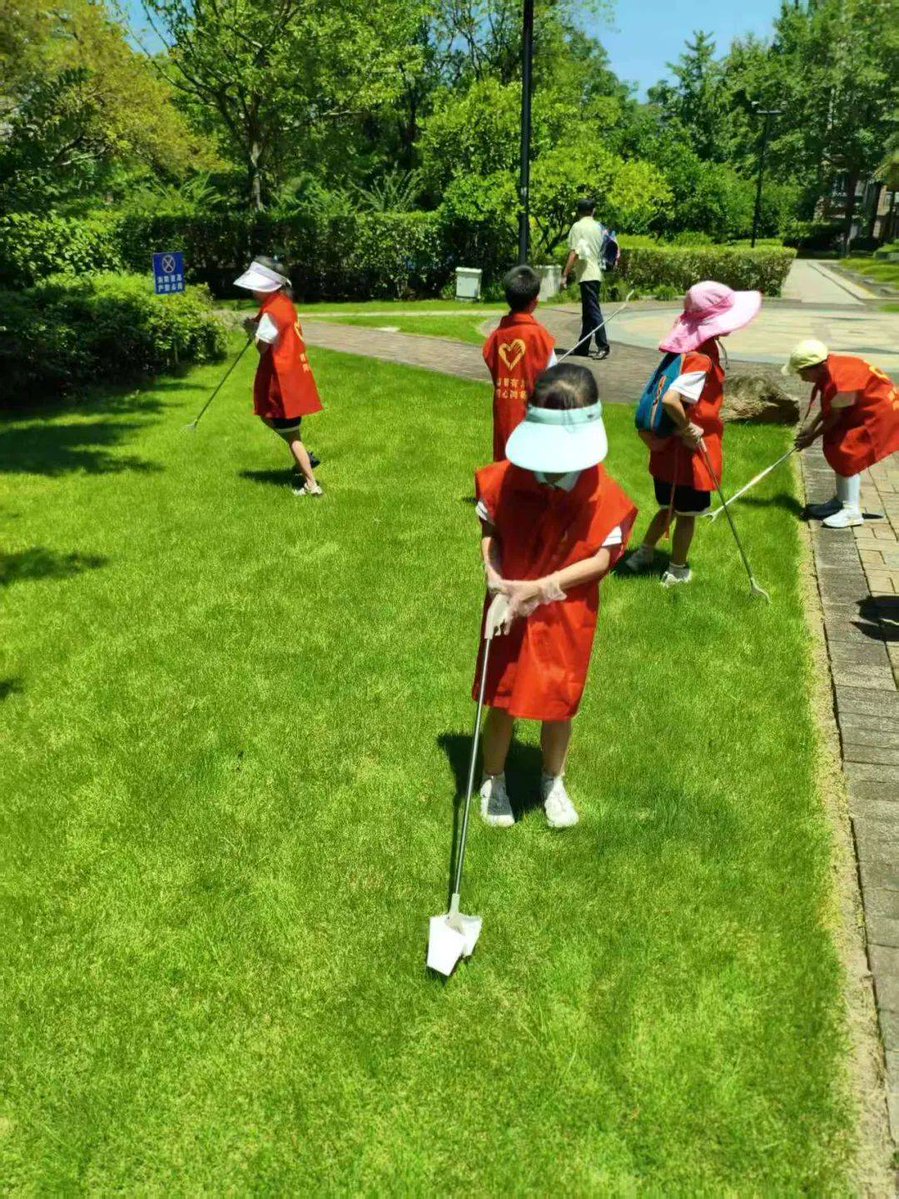 YongDelashls's tweet photo. Spent this sunny afternoon helping clean up the local community park with lovely teen volunteers—leaves raked, trash picked, and smiles shared. Small acts add up to big wins for our neighborhood! https://t.co/yqNJ12HAos