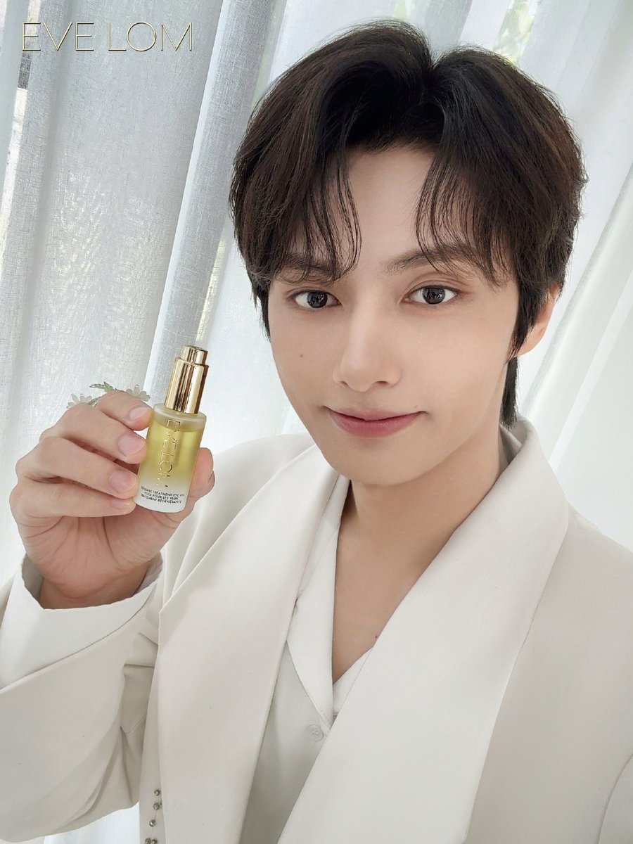 updatingsvt's tweet photo. [WEIBO] 260812 JUN 

🐱: re-🔋 your 👀 @.EVELOM

🔗 https://t.co/VdeAjQDUgw

#JUN #준 https://t.co/x2SrKT4DQm