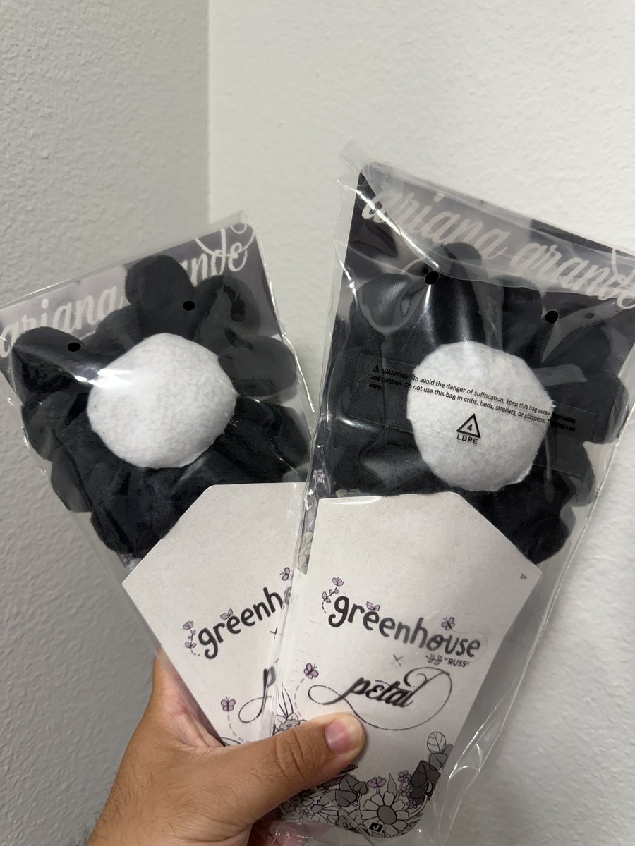 rockwellswift's tweet photo. been struggling with my words to express just how grateful i am for my friends who went above &amp; beyond &amp; out of their ways to grab me some items from tour

after losing out so badly in sf, this feels like an incredible win &amp; has brought light to my seemingly dark summer🥹🫶 ily2 https://t.co/vgboAsD9Wd
