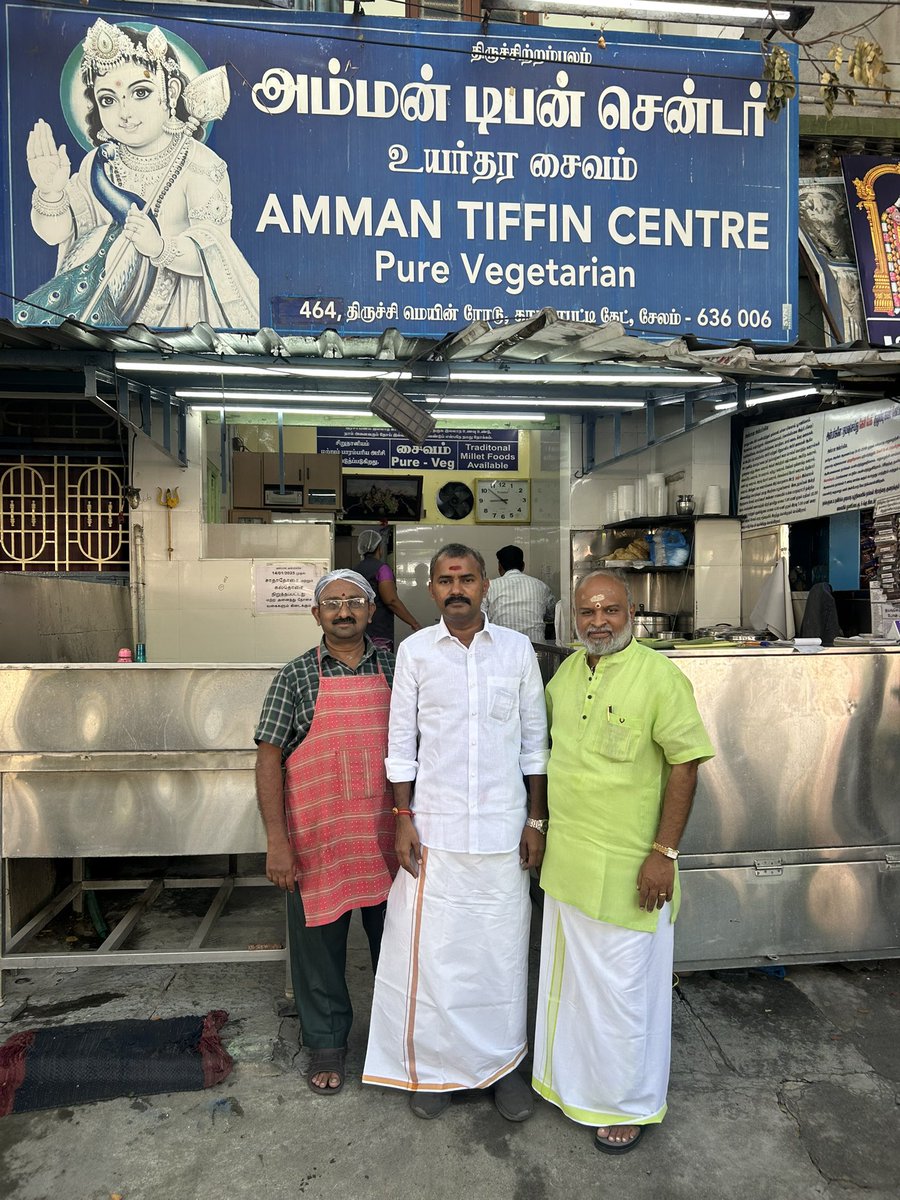 asuvathaman's tweet photo. “எங்க மெஸ்க்கு அடிக்கடி வாங்க, என்று சொல்லி பார்த்திருக்கிறேன்.

ஆனால்,  “அண்ணா, ஒரு help பண்ணுங்க, நீங்கள் விழிப்புணர்வை ஏற்படுத்துங்க, நாம எல்லாரும் நஞ்சில்லா உணவு சாப்பிடலாம்” என்று சொல்லும் ஒரு மெஸ் முதலாளியை இப்போது தான் பார்க்கிறேன். 

இன்று காலை, சேலத்தில் , நீண்ட நாளுக்கு பிறகு ஒரு நல்ல ஹோட்டலில் சாப்பிட்டேன். அன்னமழகி அரசியில் இட்லி, பால்குடல்வாழை அவல், குதிரைவாலி பொங்கல் ! 

நீங்கள் சேலம் வந்தால், சஞ்சிவராயன்பேட்டை அம்மன் மெஸ் - ல் சாப்பிட்டு பாருங்கள் . 

தொழிலை வெறும் லாபத்திற்காக மட்டும் செய்யாமல், அறத்துடன் தொழில் செய்யும் திரு. கௌரி சங்கர் அவர்கள் பாராட்டுக்குரியவர்! 

இங்கு என்னை அழைத்து சென்ற நமது கோபி ஜி (சுற்றுசூழல் பிரிவு மாநிலத்தலைவர்) அவர்களுக்கும் நன்றி !