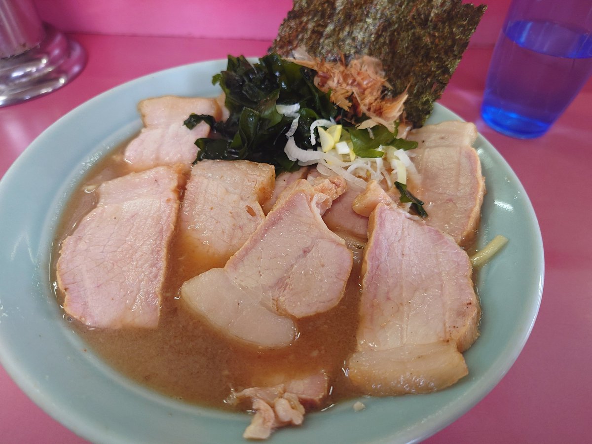 hara0923's tweet photo. 沼津家
和風チャーシューメン＋肉まみれ
開店前満車、開店PP！ある意味違った緊張感があって良いw全種類食べたけどやはりノーマルが1番好きですね…てことで一時間空けてもう一杯w大将がさっき来たよね？はワロタ🤭
#沼津家
#浦の星麺友会 https://t.co/UOv8LZ2Xvt