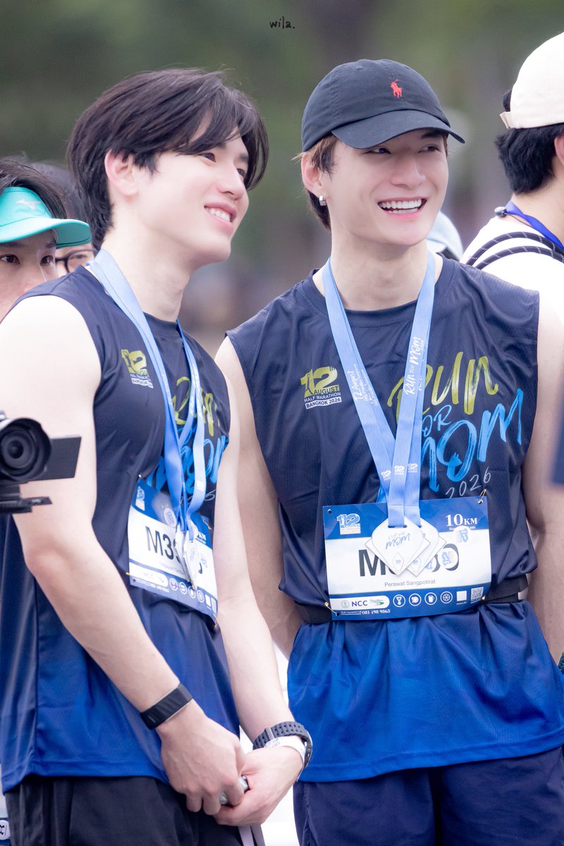 WilaGal's tweet photo. [260812]「K.P」💚 🐢

@kristtps @new_thitipoom  สองพี่ใหญ่ ยืนดูน้องสัมภาษณ์อยู่ เอ็นดูน้องๆมากเลย เจ้า 2 เสา 🫳🏻😊

#12AugustHalfMarathon  
#RunForMom2026 

#KristPerawat #ยูยู่ของคุณพี https://t.co/H3ri7xUWRm