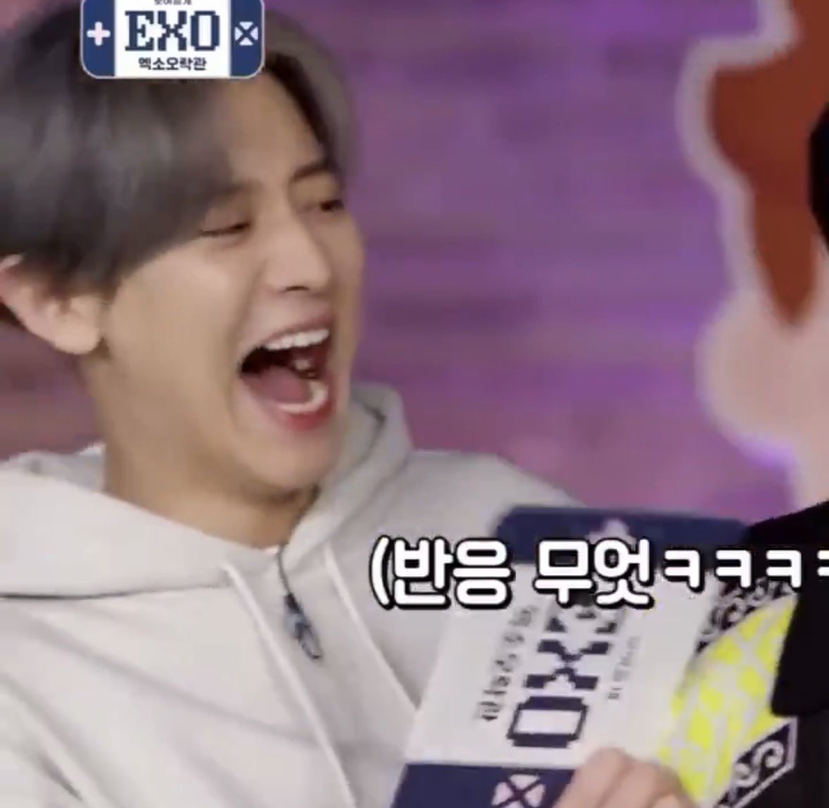LOEYELSX's tweet photo. Teman-teman exol ada yg masih belum tau kalau Chanyeol punya gigi emas??🫠

Chanyeol itu punya julukan lain selain happy virus, yaitu julukan Wealthy Teeth / Teeth Rich. Karena deretan giginya yg rapi dan putih.

Ada video lawas yg cukup viral di kalangan exol di mana Chanyeol mencoba pamer gigi emasnya (katanya sih harganya sekitar USD 1.200) ke member lain. Video itu diambil dari momen di konser EXO PLANET #5 – EXplOration [Dot] di Seoul tahun 2019. 

Dari gigi yang dipuji sempurna, terus punya detail emas yg jadi “hidden charm”.

Jadi sekarang setiap kali Chanyeol ketawa lepas, exol atau yeolmae  pasti langsung zoom-in: “Gigi emasnya muncul!” WKWKWKWK