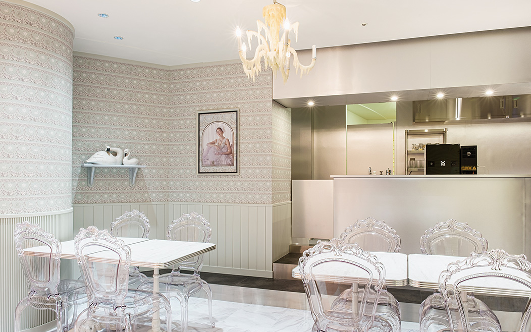 QpotCAFE's tweet photo. 【新商品のお知らせ】
8月13日(木)より、「Snow Swan Lake Cake クッキーアソート」を表参道本店・日比谷店で販売いたします。
https://t.co/kUw0mJpI4C

オープン1周年を迎えた「Q-pot CAFE.HIBIYA」のスワンルームをイメージしたクッキー缶。
気品溢れる白鳥の優美でロマンティックなデザインです。 https://t.co/JVyyrXOcZq