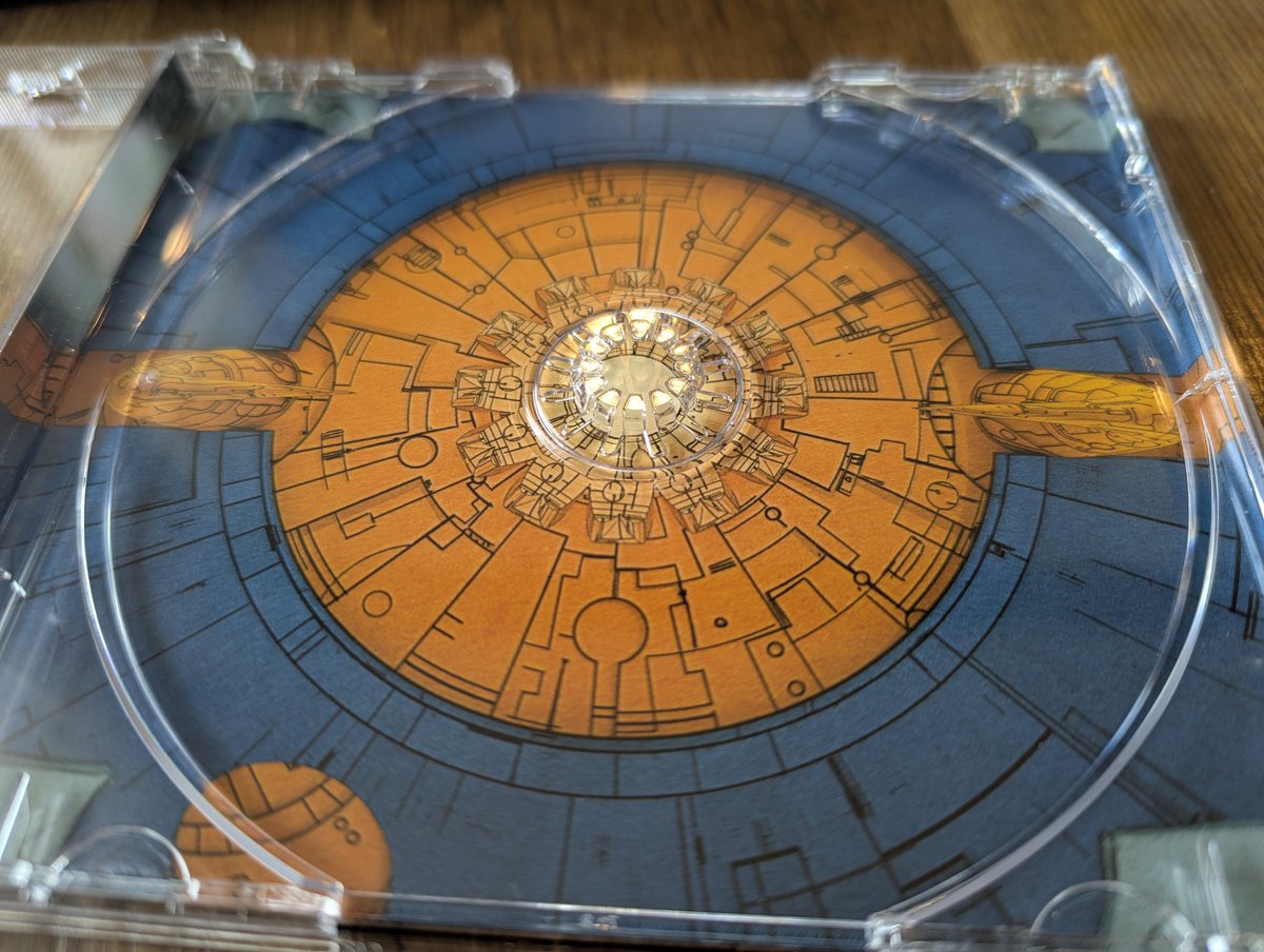 wefunk2004's tweet photo. 米ハズブロが40周年の一環でリリースしたサントラのトリビュート盤
ディスクのピクチャがマトリクスなのは想定内だったが、ジュエルケース中央のディスクを固定するギザギザの遊び心に吹いた。
ライナーノーツのコメントも40周年Apology Tourのコンセプトが明確で粋で良い。 https://t.co/6oW0uD1zja