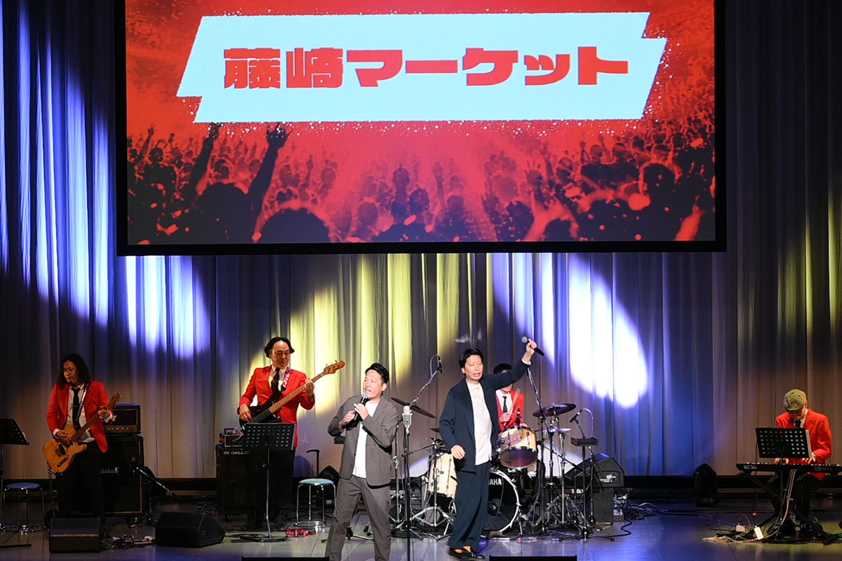 lmaga_jp's tweet photo. 芸人の“出囃子”が主役のお笑いライブ🔥
ドンデコルテの出番で
ご本人＝奥村愛子さんが登場😳

ほか、藤崎マーケット、ななまがり、ロングコートダディ、カベポスター、フースーヤ、ナイチンゲールダンスも生演奏で🎤
写真ほか👉https://t.co/WDuuo8fpYS
#漫才RockYou https://t.co/X2YAzpMpKI