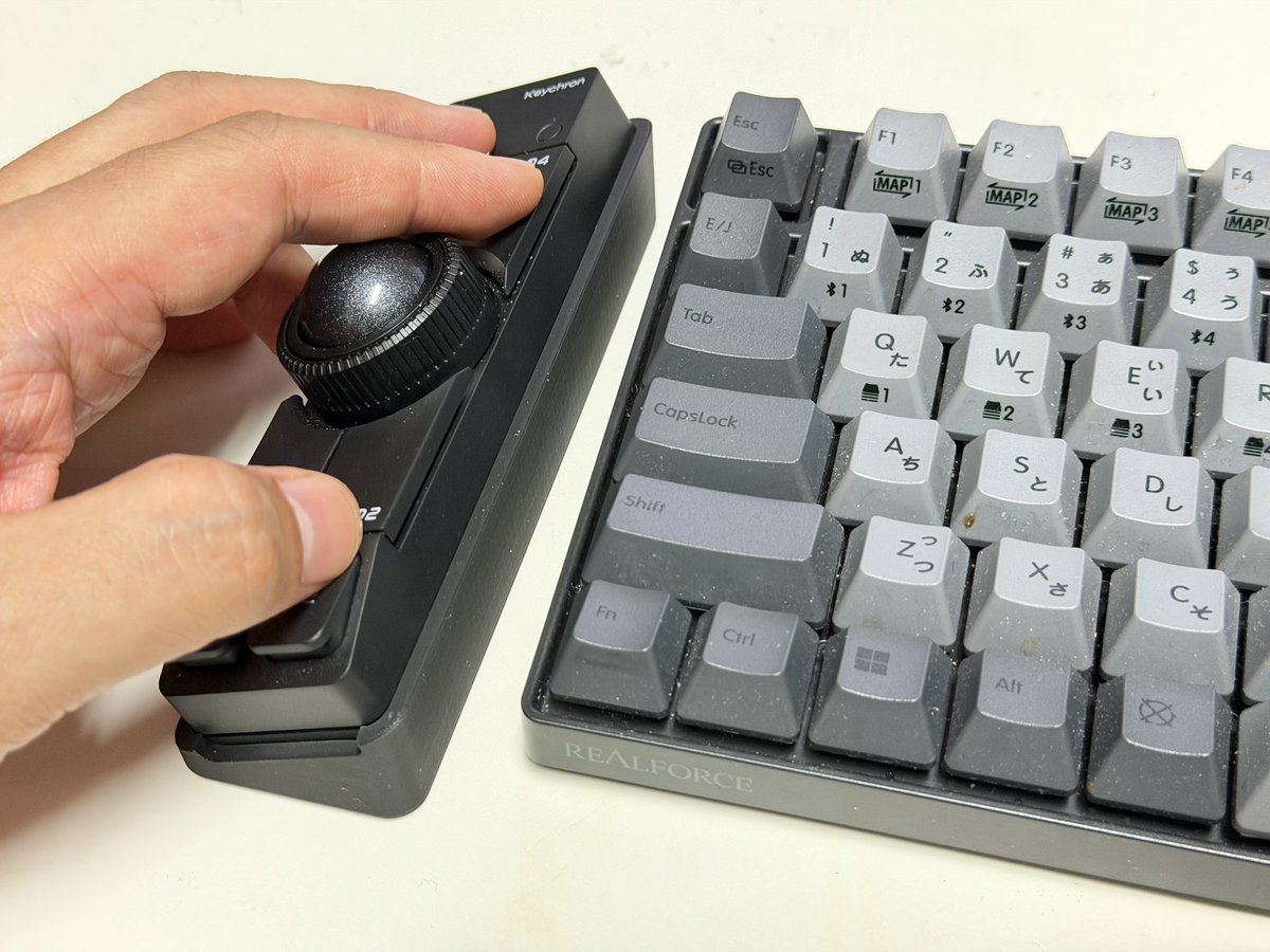youichirou's tweet photo. Nape Proを主にCornix LPみたいな分離キーボードで使うための手前傾斜スタンドも作ってみた。
通常キーボードでも横に置くなら使えるかも。
※なお、手前に置くとスペースキーあたりが完全に押せなくなります。
#NapePro #Cornix https://t.co/RpQoaQCcwO