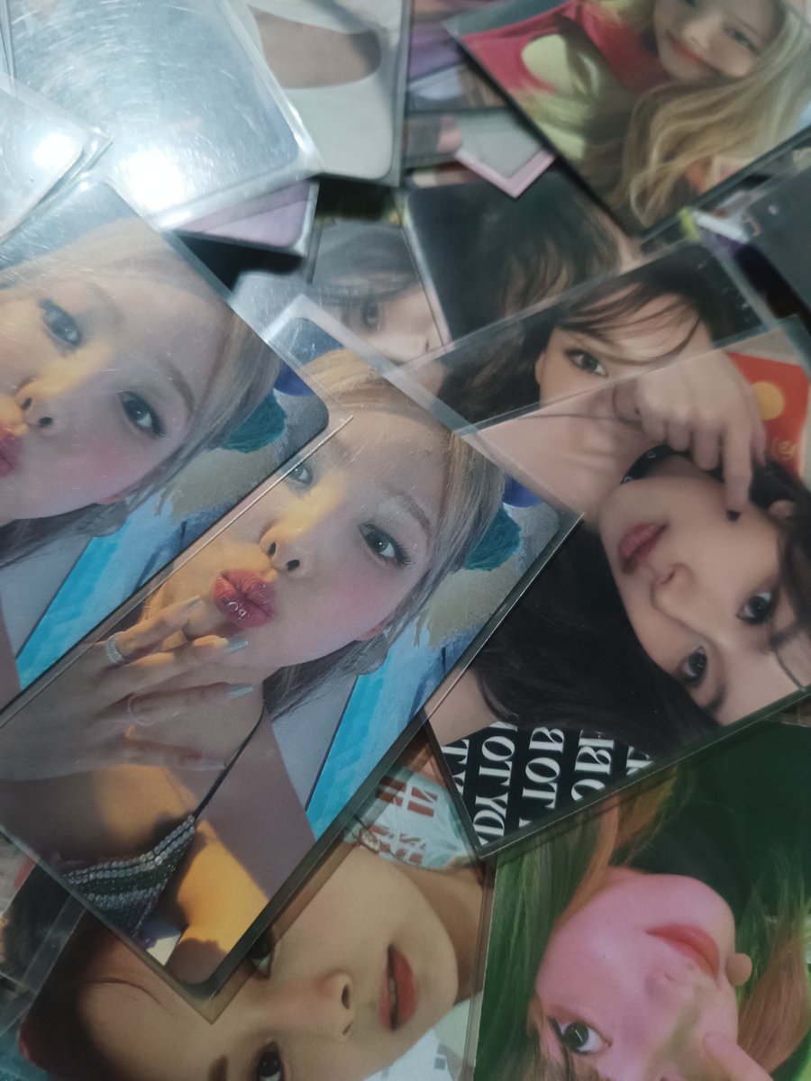 TwicerPoca's tweet photo. Hello everyone HAHAHHAHAHA
MAY NAG PPC PA BA??? 

WTS LFB TWICE PHOTOCARD!!
BAGSAK PRESYO, MAS BAGSAK PA SA  CALCULUS KO🥰😘

Tinatamad ako mag pic (dm nyo nalang ako kung gusto nyong mas malinaw!?) 

Official po yan LEGIT! HAHAHAHA https://t.co/QFe5K0NM1j