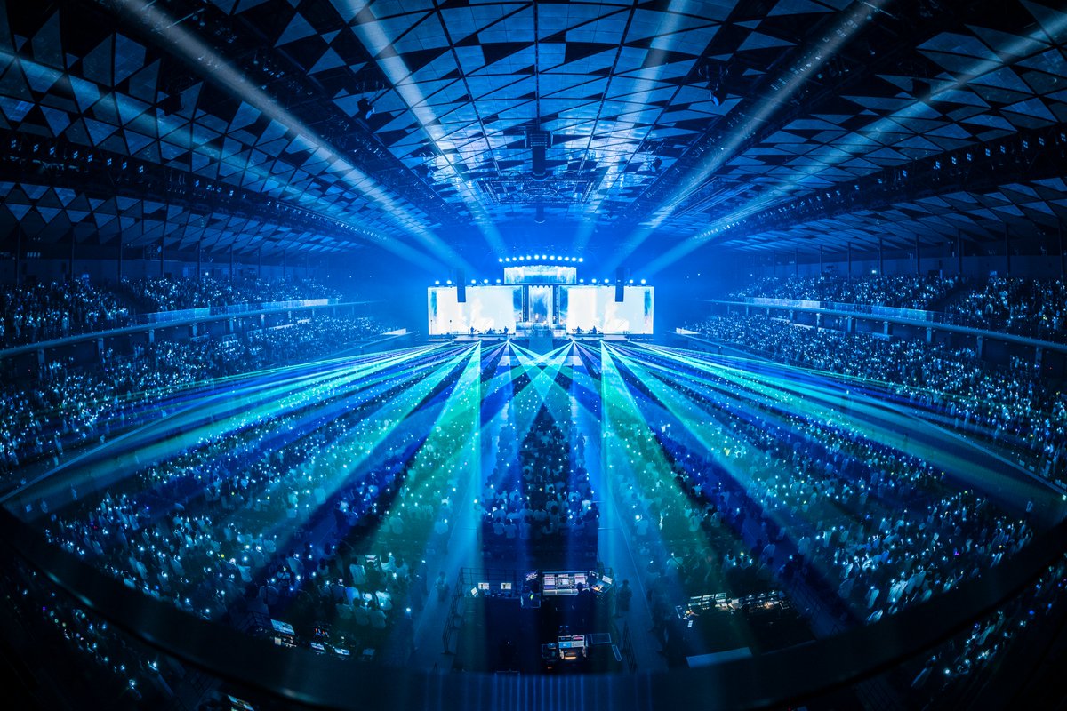 warnermusic_jp's tweet photo. #NMIXX

「NMIXX 1ST WORLD TOUR ＜EPISODE 1: ZERO FRONTIER＞」の日本公演を開催し、唯一無二の“MIXX POP”の世界観と、圧倒的なライブパフォーマンスで観客を魅了🫧

さらに、2026年11月・12月に日本デビューショーケース「NMIXX JAPAN DEBUT SHOWCASE “N=MIXX”」を開催することをサプライズ発表📢🤍

「Blue Valentine」の日本語バージョンも初披露し、12月9日(水)に控える日本デビューへの期待感を一層高めた。

🎫NMIXX JAPAN DEBUT SHOWCASE “N=MIXX”  詳細&チケット申し込み
https://t.co/3TqI4iFqtP

撮影：田中聖太郎写真事務所

@JYPJAPAN_NMIXX