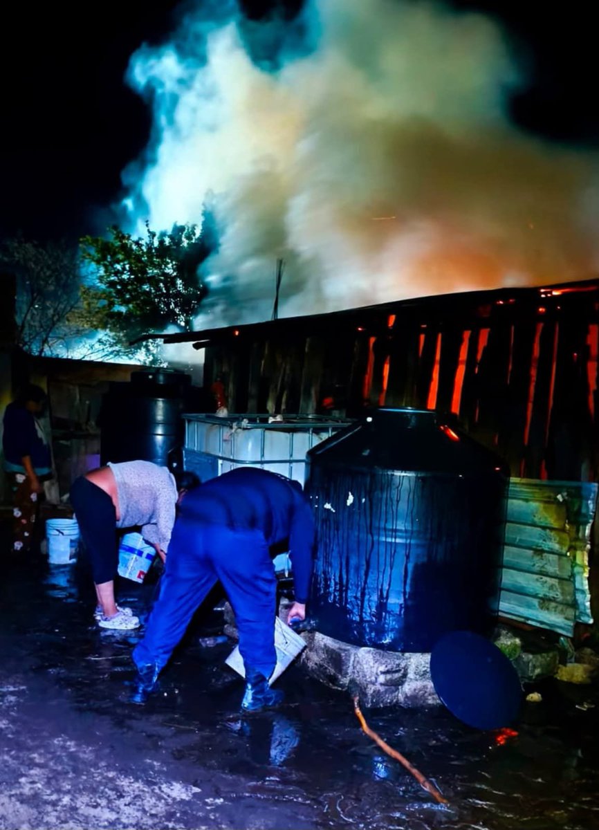 alvarez_armando's tweet photo. Se registró el #incendio al interior de una #casa habitación, en un cuarto de madera que era utilizada como cocina en #Atzitzintla 🔥
Elementos de Protección Civil y Policía Municipal, lograron controlar el siniestro 🚒
Solo se trató de daños materiales, servicios pre hospitalarios atendieron a una persona que presentaba molestias por inhalación de humo y crisis nerviosa.
La familia fue apoyada por el Sistema Estatal DIF de #Puebla en coordinación con el SMDIF