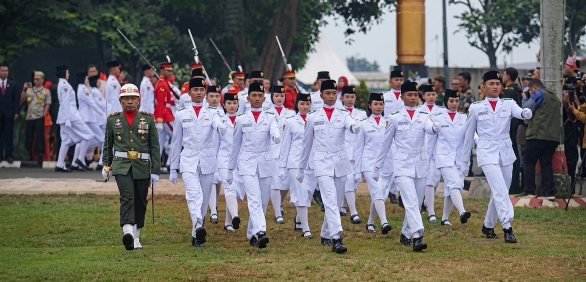 maulanarmc19's tweet photo. Pemerintah Kota (Pemkot) Tangerang Selatan (Tangsel) memastikan upacara peringatan HUT ke-81 Kemerdekaan Republik Indonesia pada 17 Agustus 2026 digelar di Markas Batalyon Kavaleri 9 (Yonkav 9).

Lokasi tersebut akan menjadi tempat pelaksanaan upacara penaikan sekaligus penurunan Bendera Merah Putih.

Asisten Daerah Bidang Administrasi Umum Kota Tangsel Dandi Prayantara mengatakan, persiapan pelaksanaan upacara terus dimatangkan bersama unsur terkait.

Hal itu dilakukan agar seluruh rangkaian peringatan HUT ke-81 RI dapat berjalan aman, tertib, dan khidmat.

Menurut Dandi, pelaksanaan upacara di lingkungan Yonkav 9 juga menjadi bentuk sinergi antara Pemkot Tangsel dengan jajaran TNI dalam memperingati momentum kemerdekaan.

Selain upacara, Pemkot Tangsel menyiapkan sejumlah agenda lain. Di antaranya pengukuhan Pasukan Pengibar Bendera Pusaka (Paskibraka), apel kehormatan dan renungan suci, serta tasyakuran.

Dandi menuturkan, anggota Paskibraka Tangsel yang akan bertugas saat ini tengah menjalani pembinaan dan pelatihan.

Mereka dipersiapkan untuk menjalankan tugas mengibarkan Sang Merah Putih pada upacara HUT ke-81 RI.

“Seluruh unsur yang terlibat terus berkoordinasi, mulai dari perangkat daerah, TNI, Polri, hingga instansi terkait lainnya. Harapannya, pelaksanaan upacara berlangsung aman, tertib dan khidmat,” ujar Dandi, Rabu, 12 Agustus 2026.

Sementara itu, apel kehormatan dan renungan suci menjadi bagian dari rangkaian peringatan sebagai bentuk penghormatan kepada para pahlawan yang telah gugur dalam perjuangan merebut dan mempertahankan kemerdekaan Indonesia.

Adapun tasyakuran akan menjadi salah satu agenda penutup rangkaian HUT ke-81 RI di Kota Tangsel.

Kegiatan tersebut diharapkan menjadi momentum untuk mempererat kebersamaan antara pemerintah, Forkopimda, tokoh masyarakat, dan berbagai elemen masyarakat

#nsfwtwtًً #HUT81KemerdekaanRI