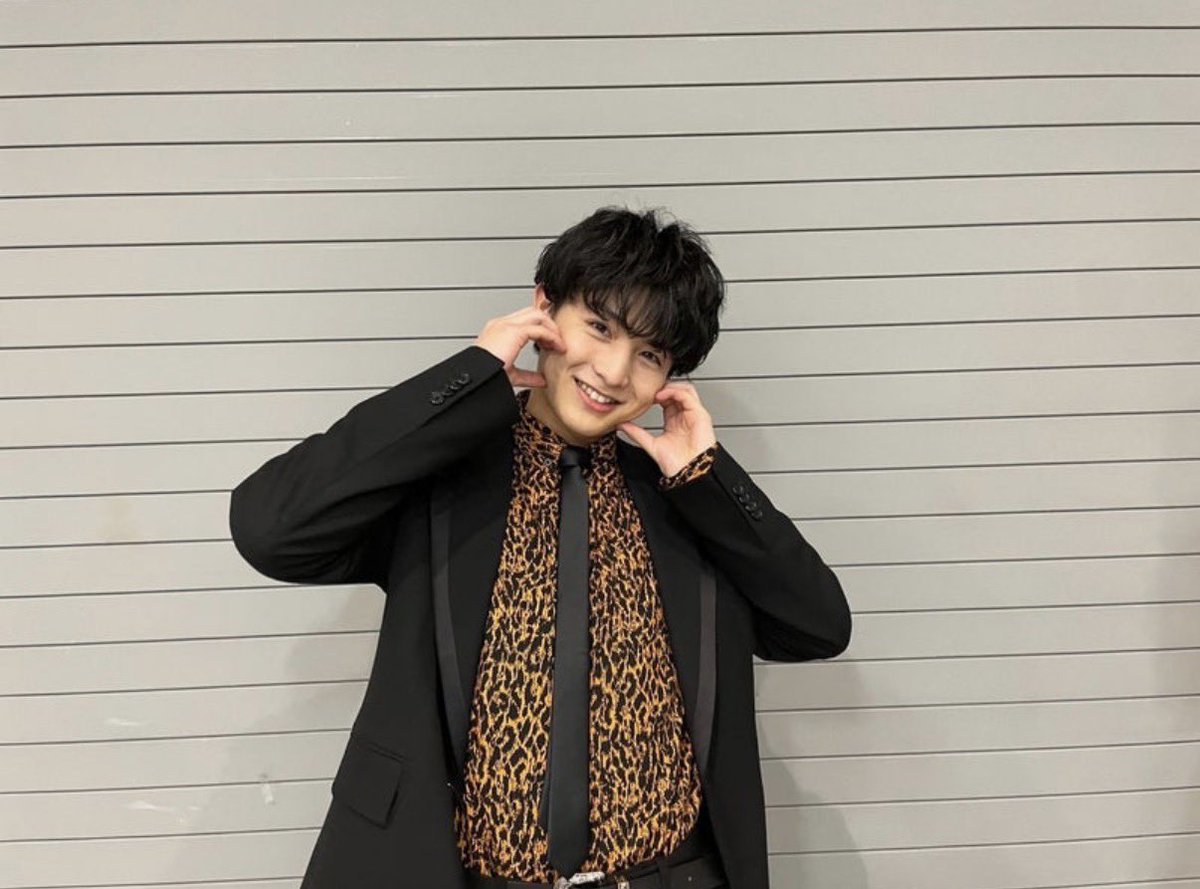 harunotoriko_'s tweet photo. 可愛いポーズをしたら恥ずかしすぎて崩れ落ちる最年少←可愛すぎて保護 https://t.co/WEHufyIOwg