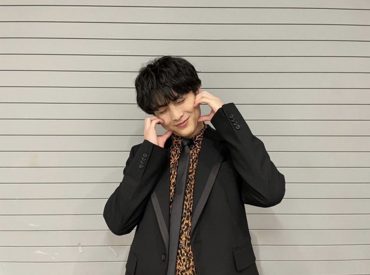 harunotoriko_'s tweet photo. 可愛いポーズをしたら恥ずかしすぎて崩れ落ちる最年少←可愛すぎて保護 https://t.co/WEHufyIOwg