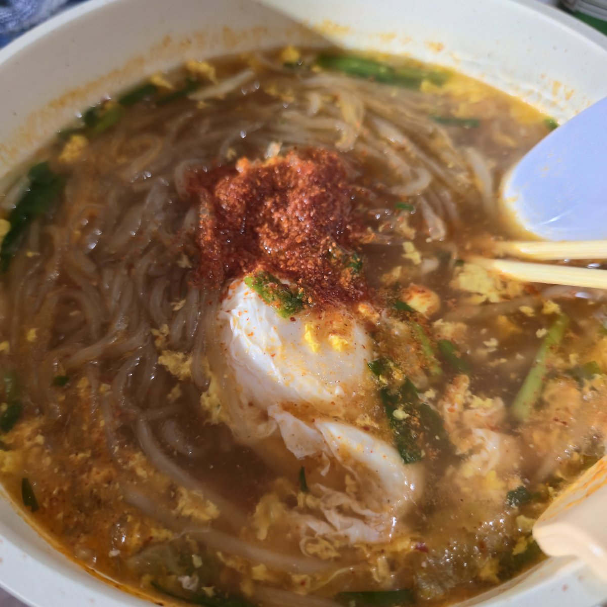 Mask_jpn's tweet photo. 昼飯は、お土産の中から
#宮崎辛麺 🍜
野菜と卵をちょい足し
こんにゃく麺と、辛さがクセになりそう😋 https://t.co/JYvSpp2mvv