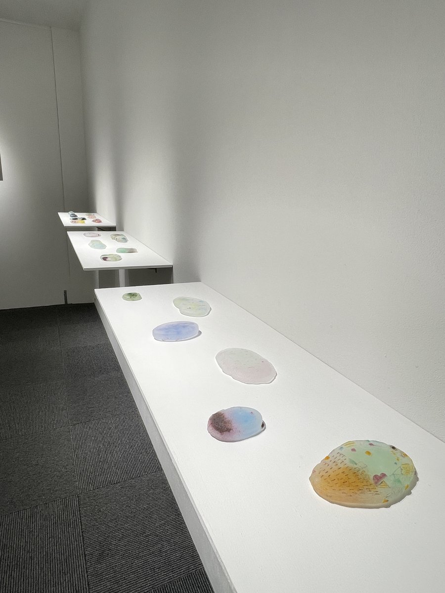 jinengallery's tweet photo. 本日も19時迄営業中🌻
2026年8/11(火)〜8/16(日)
【A室】#長内知美 展 – 詩(うた) –
【B室】#安立貴美枝 展 Between Then and Now ”層の探求”

東京都中央区日本橋堀留町1-8-9 渡菊ビル6F
⏰13〜19時 / 金曜〜20時 / 最終日12〜16時 / 休廊：月曜

#展覧会 #個展 #日本橋 #平面 #ガラス https://t.co/pMFmrl6hzn