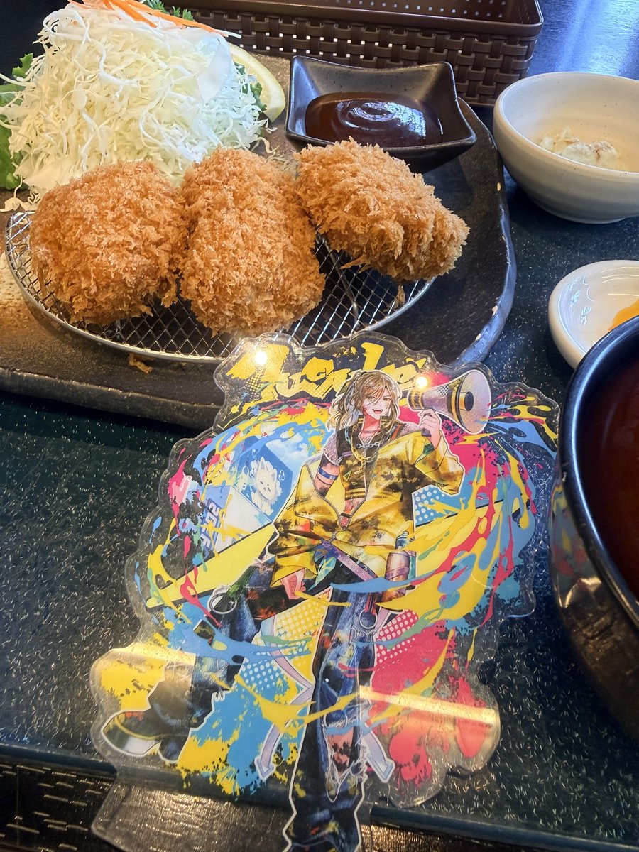 Rin_Show_Mom's tweet photo. 源喜屋さん、行ってきました！

ちなみに！動画では【盛岡店】と出てますがご本人たちが行ったのは【花巻店】だそうです😊
(※お店の方から許可をいただきました)

お問い合わせがびっくりするくらい多いらしく、お店の方が花巻店のステッカー＆店内のお席の様子を印刷して準備してくださってました✨️ うれしいね✌️

ちなみにめちゃ肉汁たっぷりなので食べ始める時は火傷しないように気をつけてw
すっごく美味しかったです🤤

 #全国いれいす色大作戦
 #岩手県