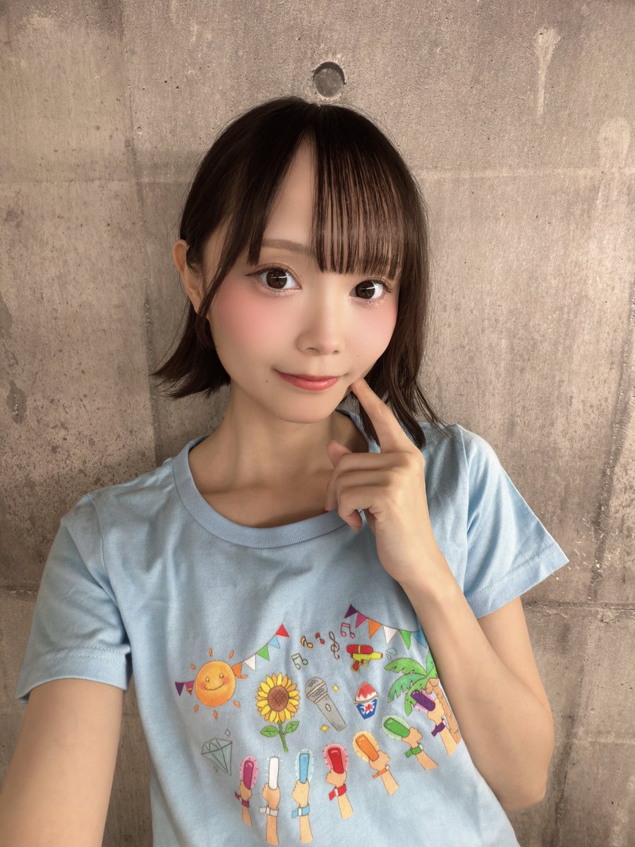 にゃむが着てる色は「ライトブルー」です！🩵 39色の中から好きな色を