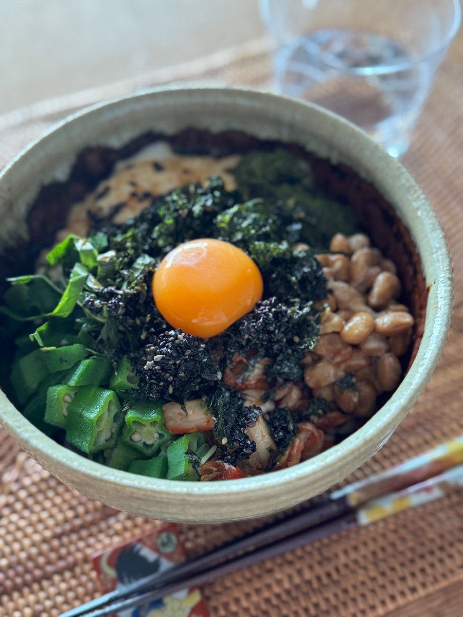 TCS_technopro's tweet photo. 本日のお昼ご飯【健康食材ぶっかけ蕎麦🥢】
\ 材料 /
＊十割蕎麦
＊納豆（タレなし）
＊めかぶ（タレなし）
＊キムチ
＊オクラ
＊とろろ
＊大葉
＊黄身

納豆やめかぶに付属しているタレは美味しいけど、
ダイエット中は控えるようにしているッス✨

#ダイエット飯 #ダイエット記録 https://t.co/aSzPlkSIrO