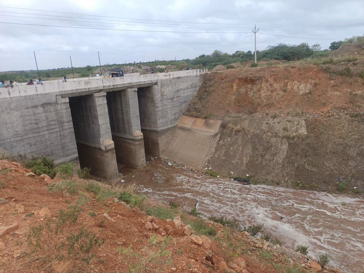 navin_ankampali's tweet photo. Handri Neeva Canal at Jeedipalli Dam, Anantapur District.

It part of the Handri-Neeva Sujala Sravanthi (HNSS) project. It receives Krishna water through the Handri-Neeva canal, which originates from the Srisailam reservoir system. 

Jeedipalli dam is a balancing reservoir in HNSS Phase I. From here, water can be moved onward toward projects including Penna Ahobilam Balancing Reservoir (PABR) and the Bhairavanithippa system.