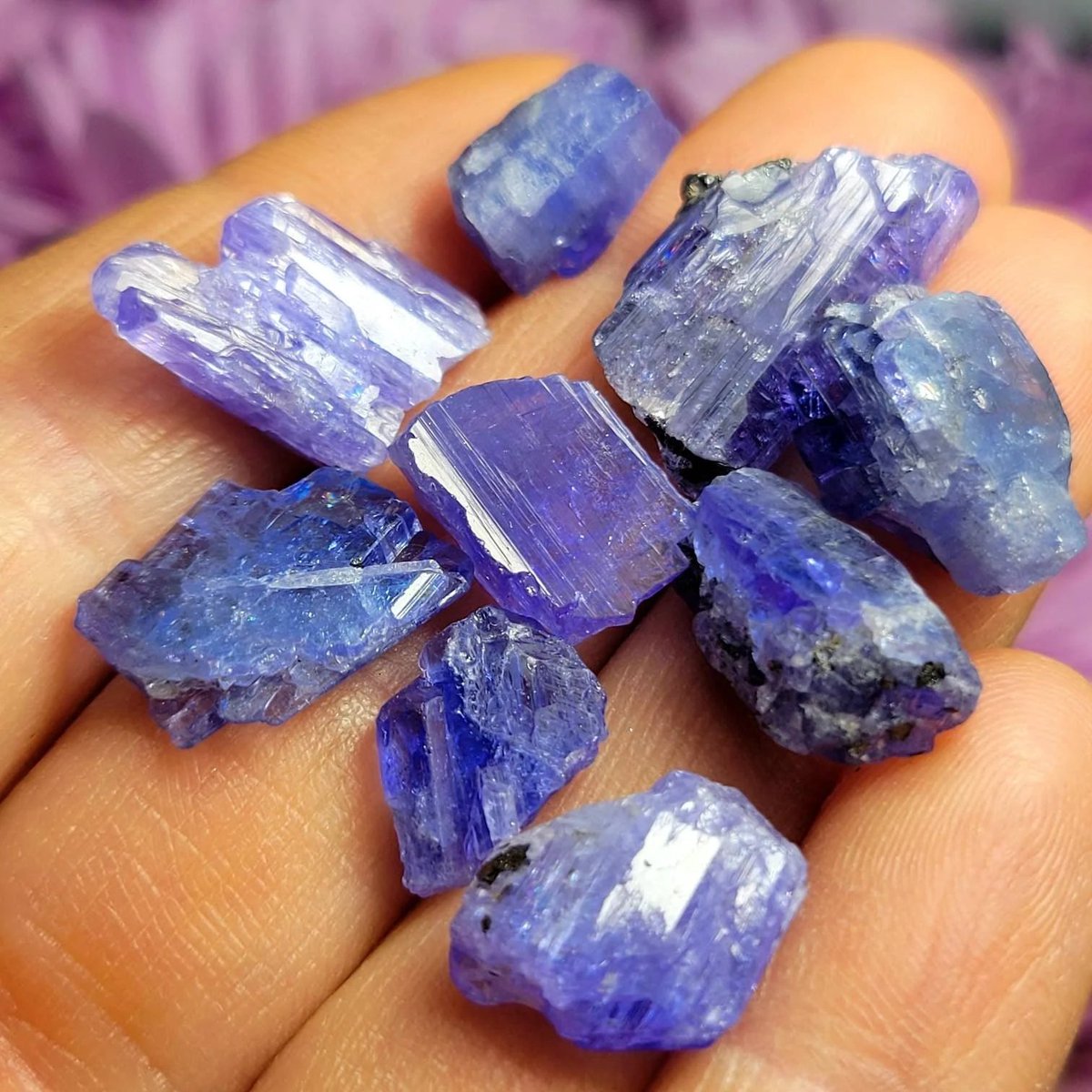 _vomitbeans's tweet photo. @badEggrolls tanzanite blue.,... https://t.co/euu9OUznaI