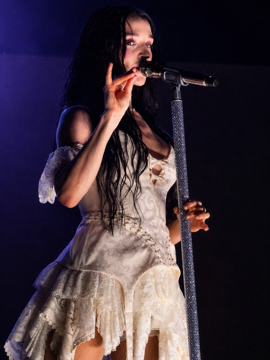 poppy_arg's tweet photo. 🚨 Poppy canceló su show en Austin, Texas por problemas de salud.

Tocó un total de 7 canciones para luego anunciar que se sentía enferma durante "new way out" y salir del escenario para no regresar. https://t.co/HCgbA1pk5Z