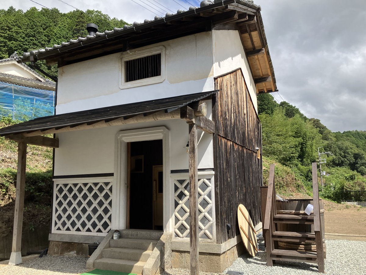 OyamaGenjin's tweet photo. 灯火サウナは温度低めのフィンランドサウナ。
換気が良いので熱気がすぐに抜けていくのですが、ストーブが元気なのでロウリュウで気持ち良い熱気を感じられます。
谷間の集落で外気浴も気持ち良いし、ゆっくり楽しむには良いところやわ〜☺️ https://t.co/8EpIJgmw3y