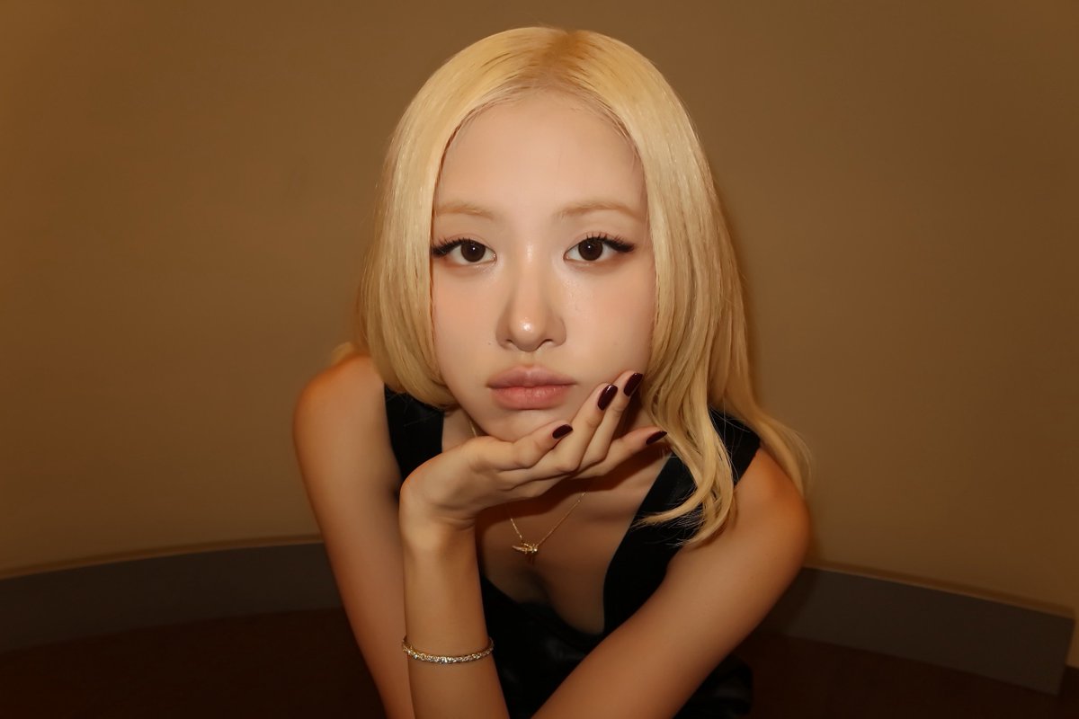 roseannebrasil's tweet photo. 🆕| Atualização de ROSÉ no Instagram: 

“✋🏼🥰✋🏼”

#ROSÉ #로제 @numberoneHQ https://t.co/tVMrriliaJ