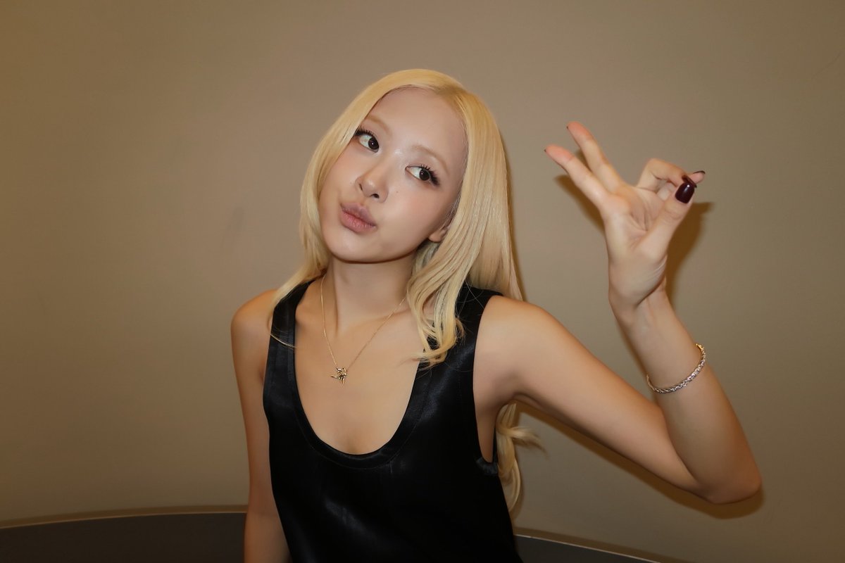 roseannebrasil's tweet photo. 🆕| Atualização de ROSÉ no Instagram: 

“✋🏼🥰✋🏼”

#ROSÉ #로제 @numberoneHQ https://t.co/sYxj2rEc2s
