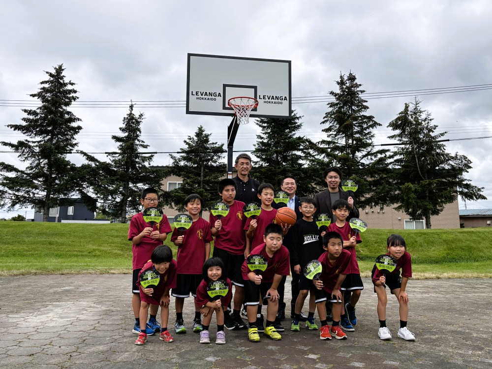 levangakousiki's tweet photo. 『LEVANGA GREEN GARDEN PROJECT』の一環として、十勝 清水町の有明公園多目的広場に整備されたバスケットゴールの完成セレモニーを実施しました🏀✨

セレモニーでは、#折茂武彦 社長と辻康裕町長がファーストシュートを行い、その後、清水町のミニバス少年団の子どもたちも完成したバスケットゴールでシュートを楽しみました⛄🍀

詳細はこちら✅
https://t.co/2cz510moFw

#レバンガ北海道 #Bhope
@sora_obo