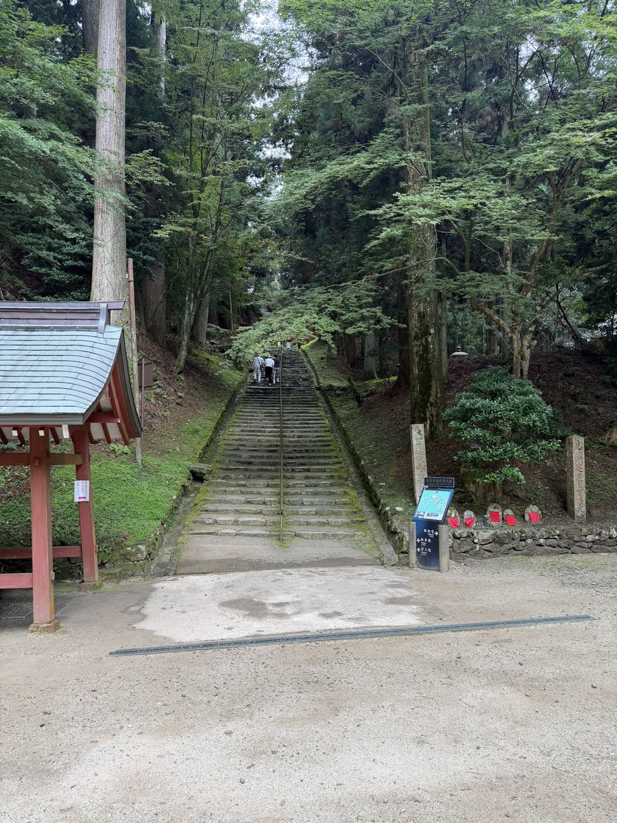 kurodashoichi's tweet photo. 2日目は世界遺産でもある比叡山延暦寺に。延暦寺と一言で言っても東塔、西塔、横川と3つのエリアがあり回るのはなかなか大変でした。伝教大師の天台宗だけでなく、この地で学んだ日蓮や親鸞、道元らの起こした宗派も含め、今ある日本の仏教がこの地から広がっていったと思うと感慨深いものがあります。 https://t.co/XF4i5klpKU