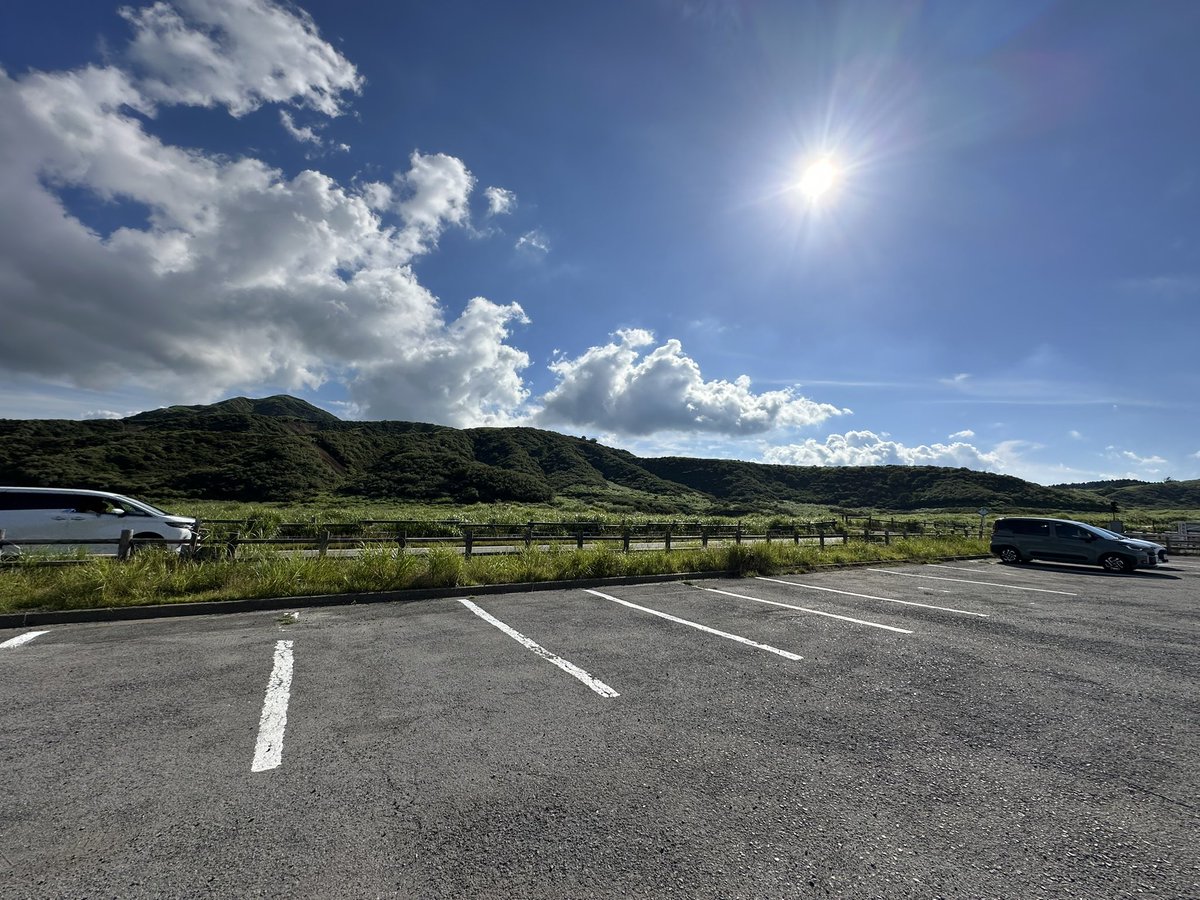 kagarichan5's tweet photo. 山を降りてから火口麓までの道😣(火山とアスファルトの組み合わせはとても気分が上がるので楽しかったです😳(FF15やデスストなどはこういうのを手軽に楽しめるのが魅力の一つですが自分で歩いたほうが良いです👍 https://t.co/yoPmMoBNa5