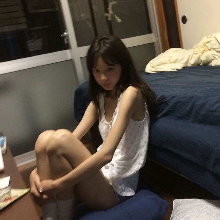 iamnamake_'s tweet photo. 細いと映えない所でも座ってるだけで可愛い https://t.co/HhQNNbUYJO
