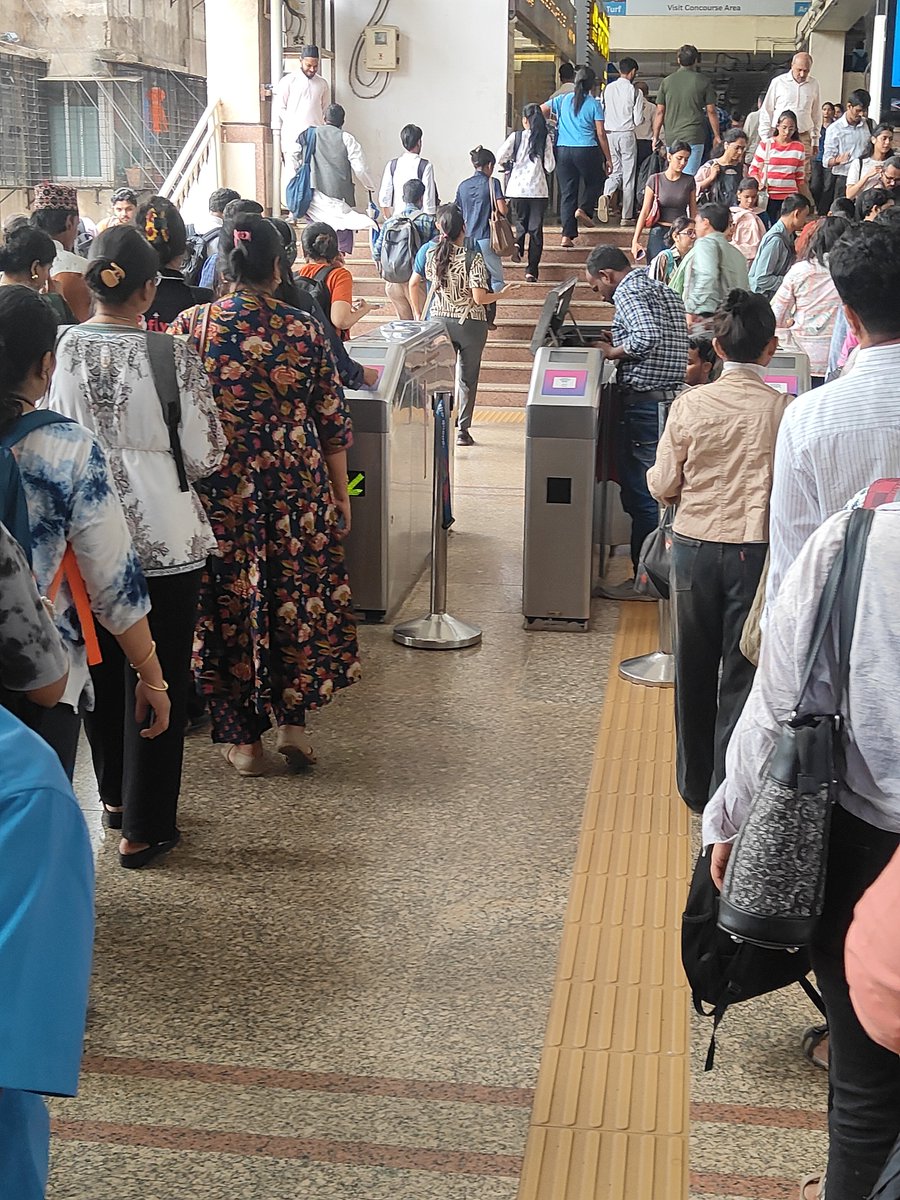 mitesh606's tweet photo. Last 15. Days this machine are not operating at metro 1 ghatkopar station  People have to wait in extended lines and getting worst  #mumbai,@MumbaiMetro01 https://t.co/6BTkw5TpYc