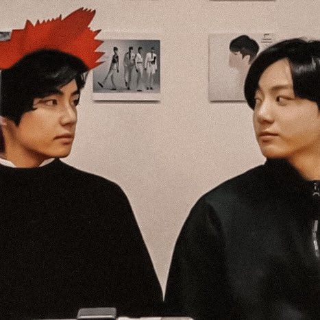 kkuktaes's tweet photo. six years after their last official weverse live https://t.co/1k64oOd3ui