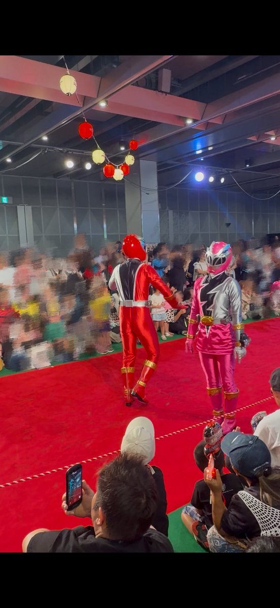 Nd7Te's tweet photo. これはリュウソウブラックに怒られて「わざとじゃないんだよ〜」と言いたげに首を横に振る可愛いリュウソウピンク🥹
レッドはシロニンジャーにぶつかり逃げされて困惑してる😂
#スーパーヒーロー夏祭り https://t.co/ObYewA1gkS